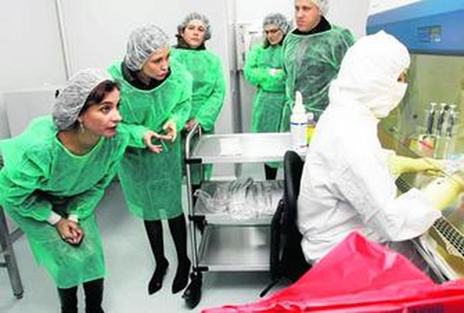 Montero visitó ayer las instalaciones de la primera sala blanca dedicada a la formación del personal técnico, ubicada en el CMAT.