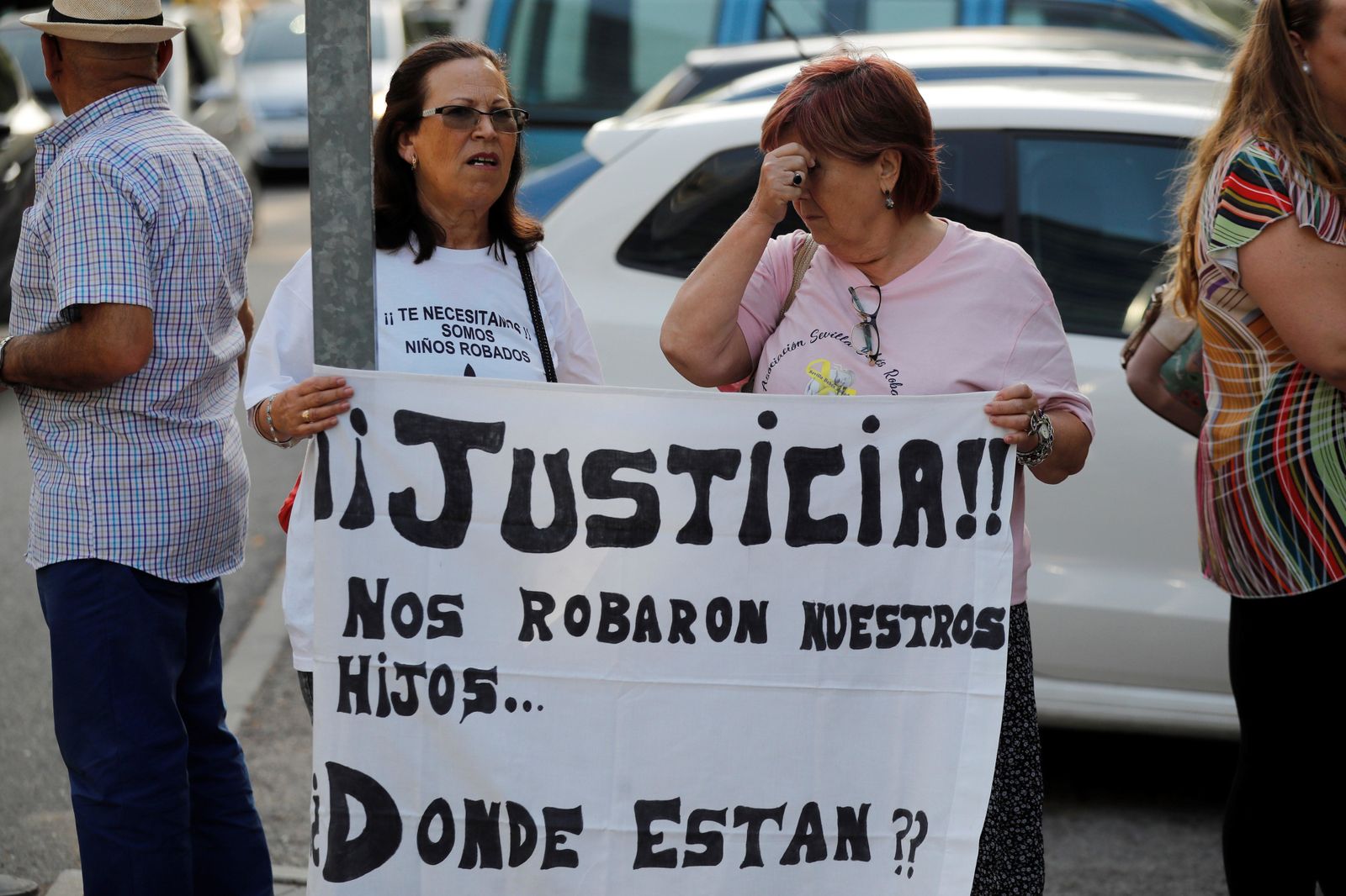 Víctimas de la supuesta trama de bebés robados ante la puerta de los juzgados.
