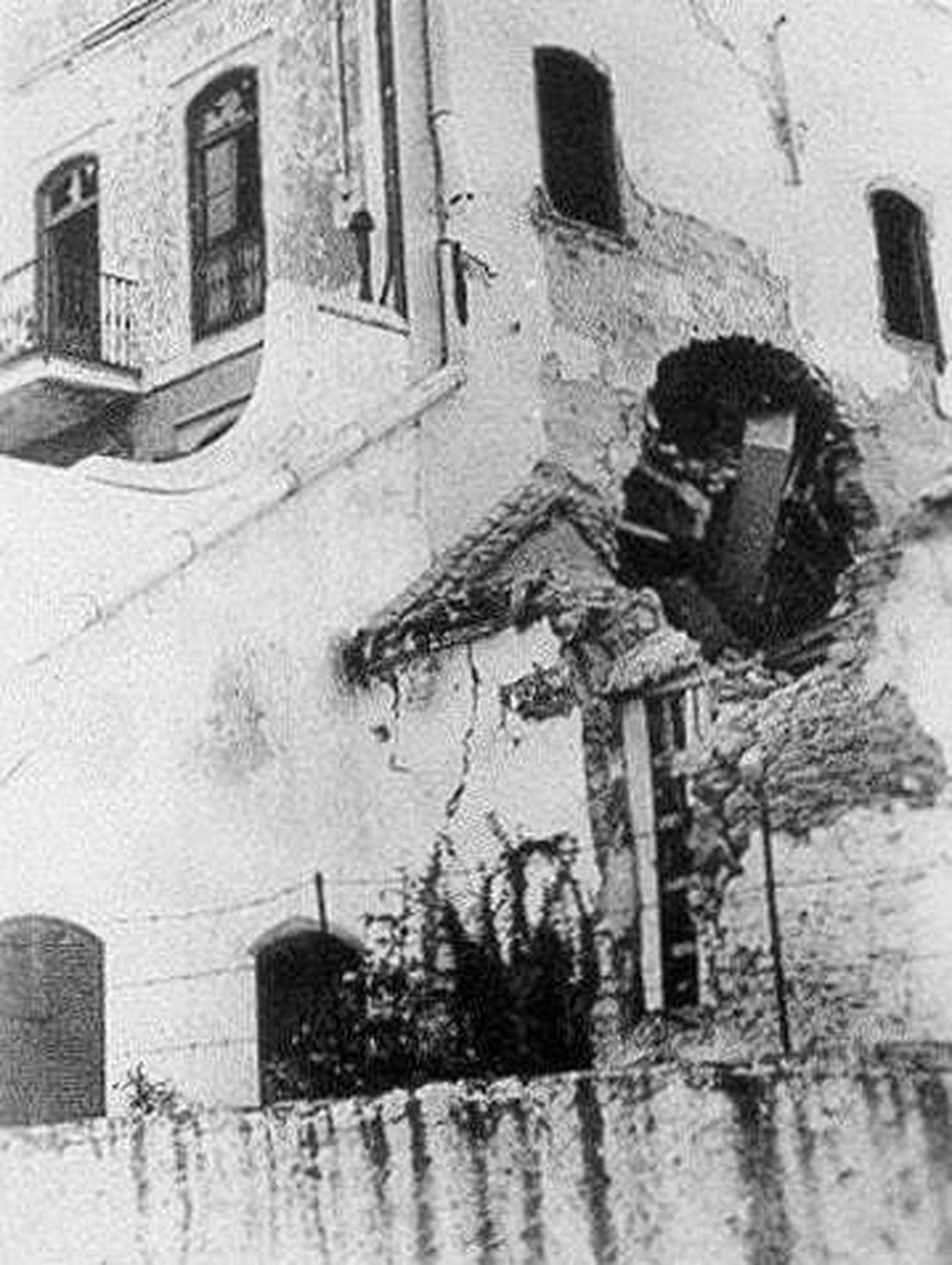 Caída de una bomba  en La Línea (12 de octubre  de 1941).