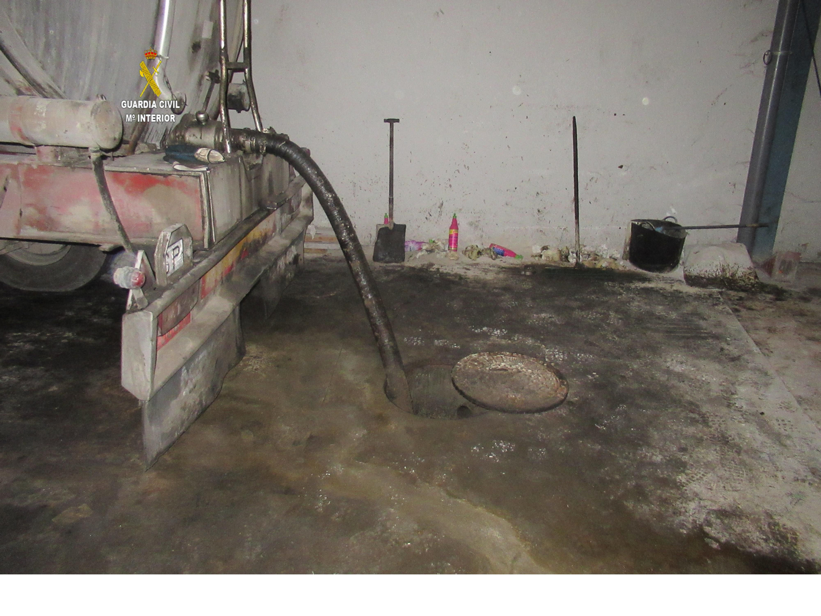 La Guardia Civil investiga un vertido de sustancias contaminantes en un arroyo de Sevilla