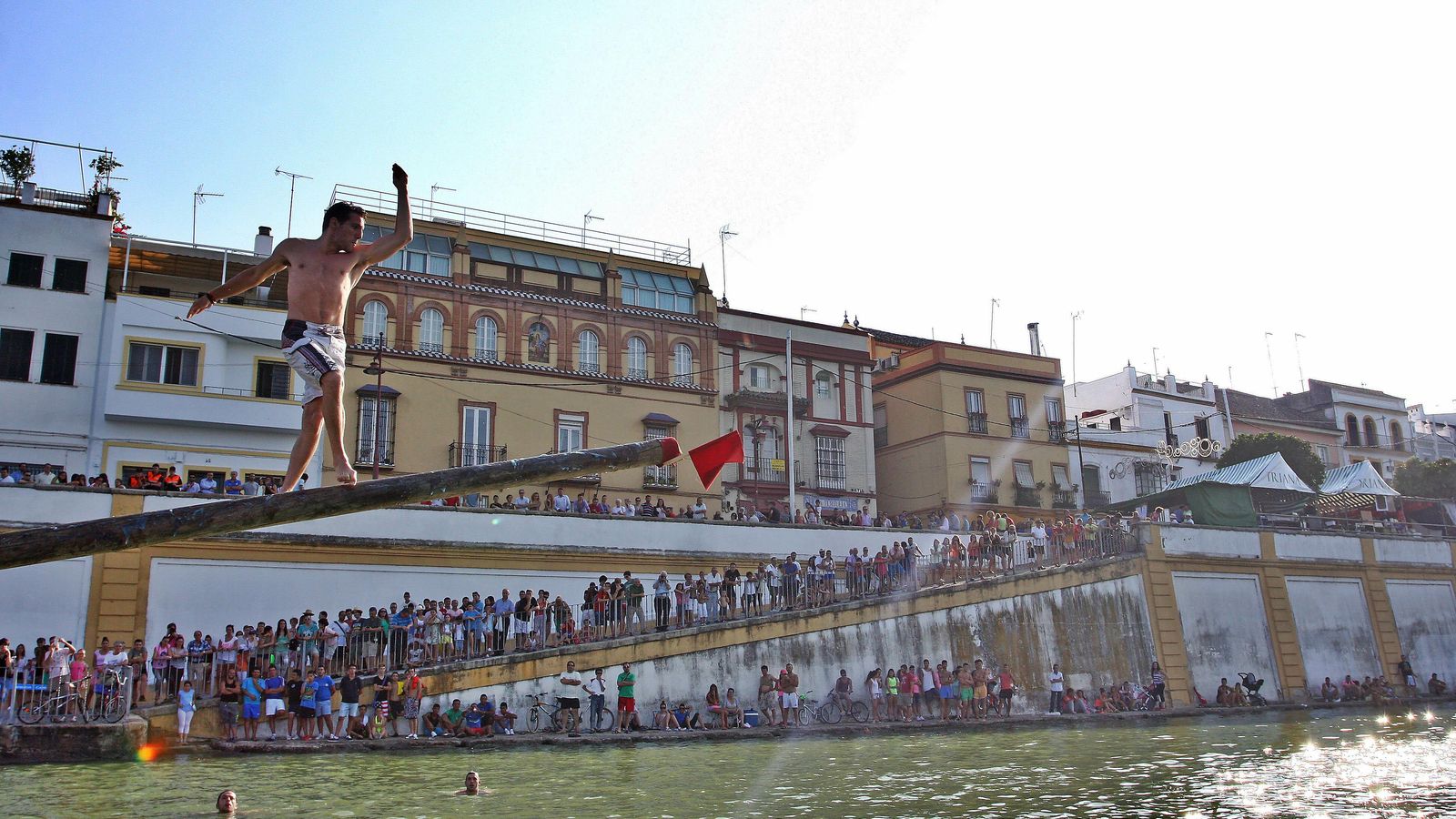 Cucaña celebrada en el río Guadalquivir frente a la calle Betis