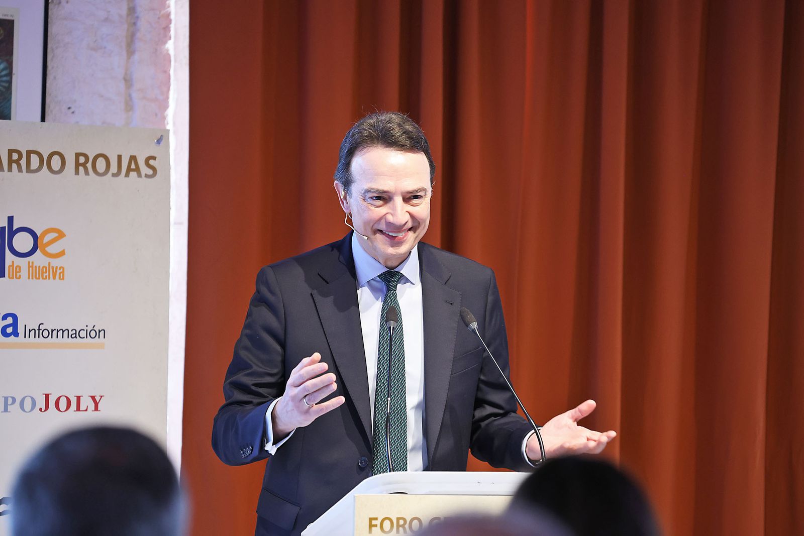 Fotografías del Foro Gerardo Rojas con la intervención de Arturo Gonzalo Aizpiri Consejero Delegado de Enagás