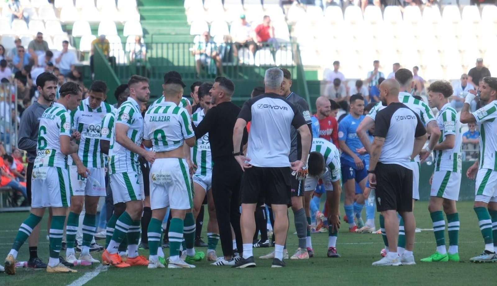 Iván Ania se dirige a sus jugadores en un parón del Córdoba CF - Alcoyano.