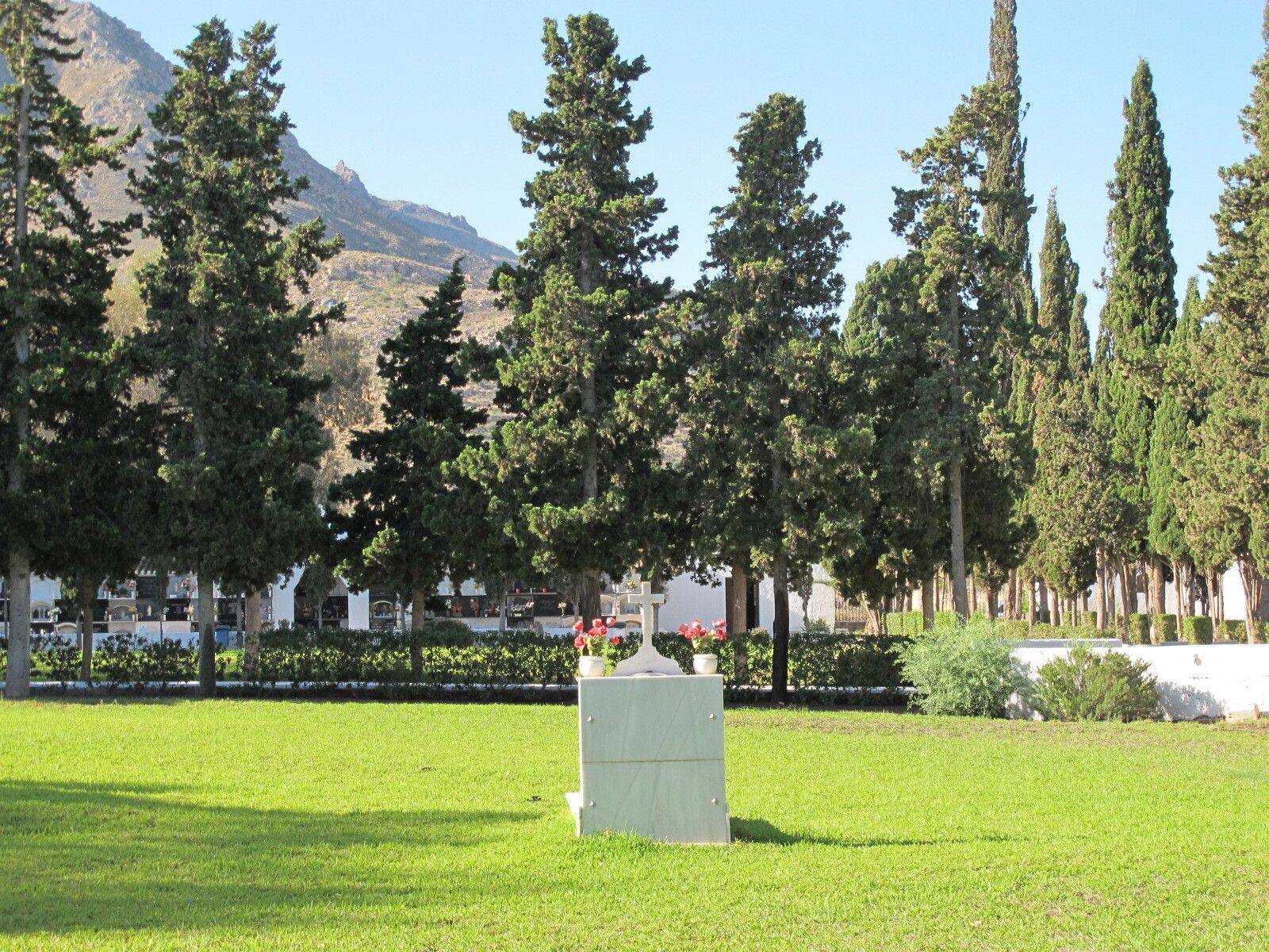 Una de las zonas ajardinadas del cementerio municipal de Mojácar