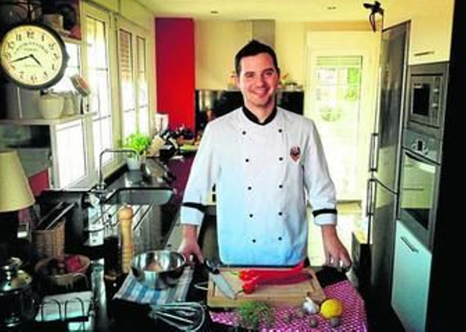 Juanjo Fernández en la cocina prepara un receta de las que se ofrecen en su blog y la nueva aplicación. Juanjo Fernández en la cocina prepara un receta de las que se ofrecen en su blog y la nueva aplicación.