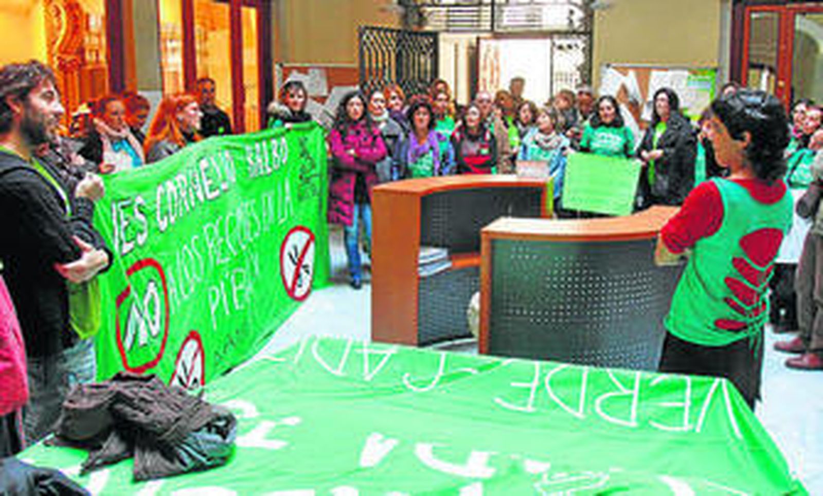 Docentes y alumnos irrumpieron ayer en una de las sedes de Educación.