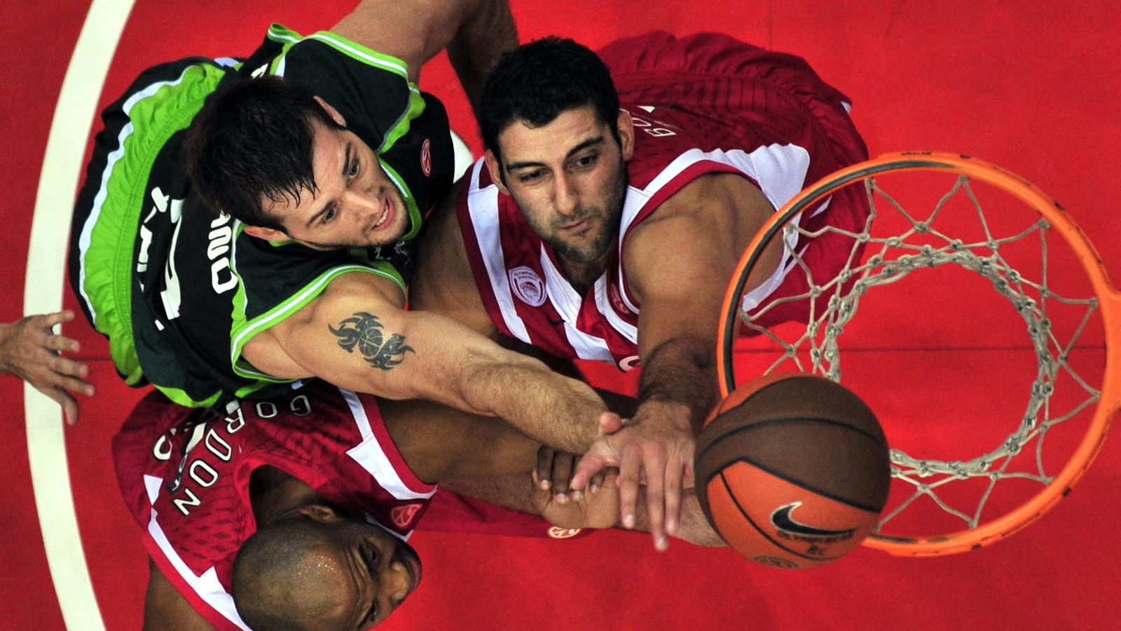 Giannis Bourousis, en un partido ante el Unicaja con el Olympiacos.