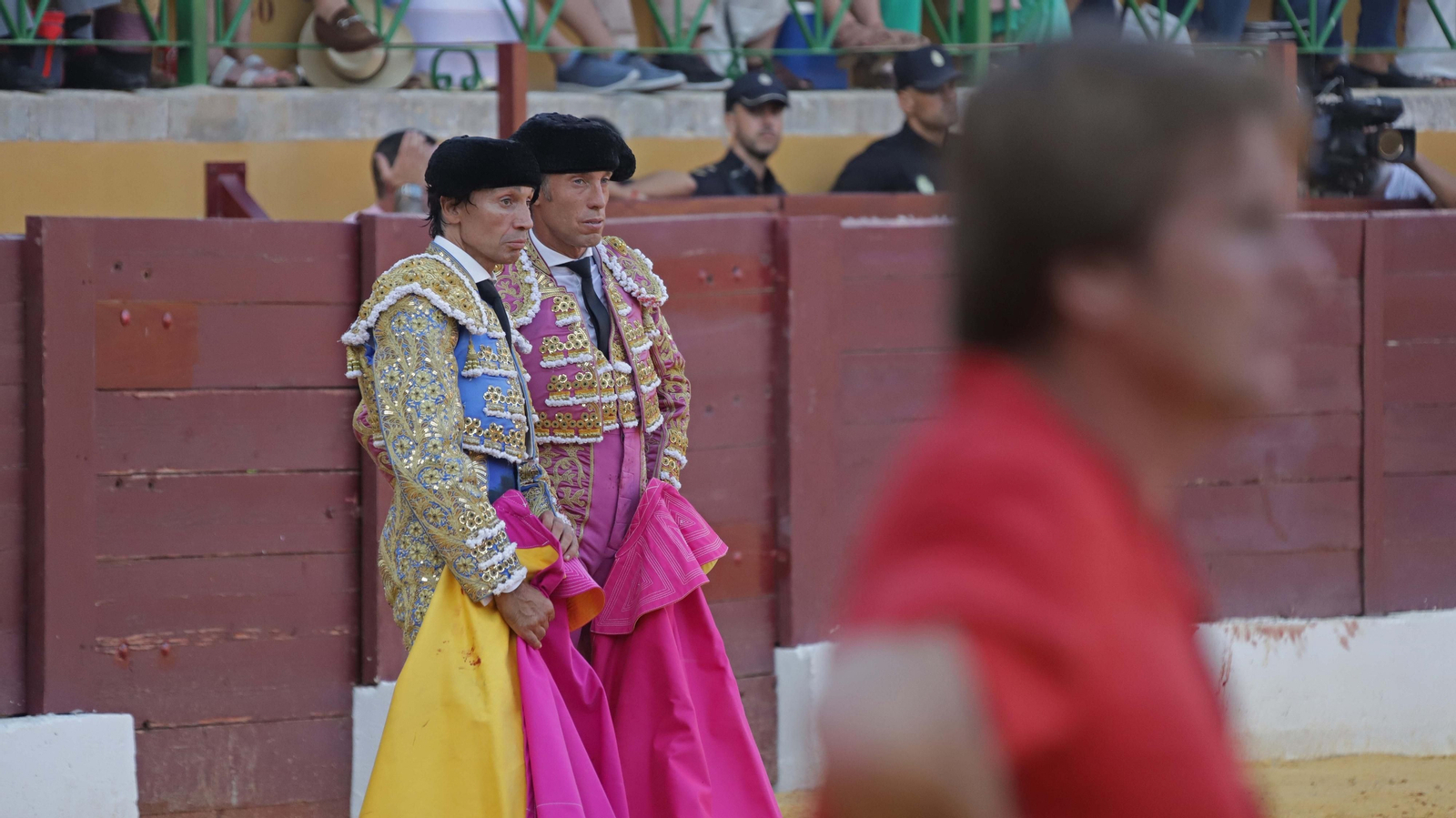 Fotos de la corrida del viernes de la Feria de La Línea: Curro Díaz, Manuel Escribano y David Galván