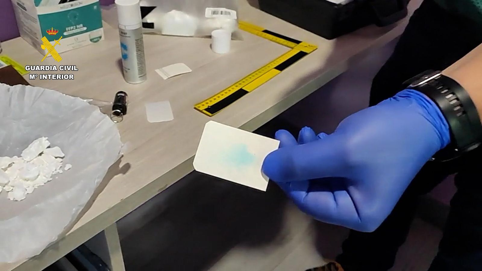 La Guardia Civil analizando las sustancias intervenidas en uno de los registros.