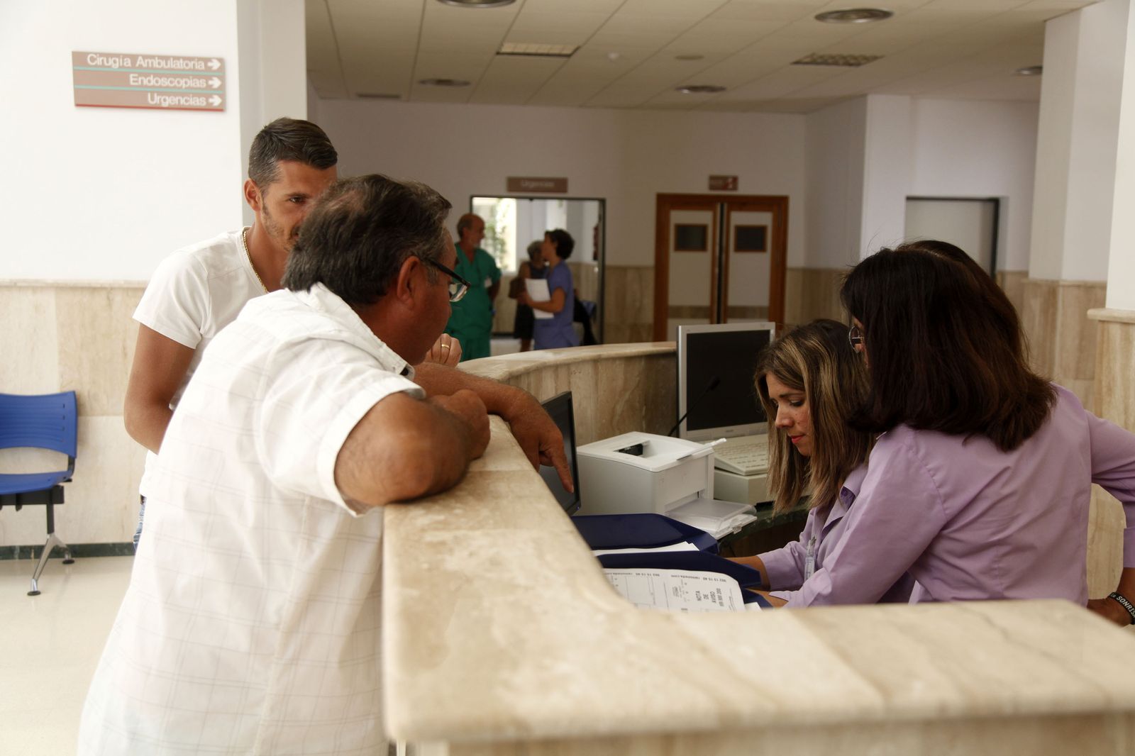 Varios usuarios reciben atención en la mañana de ayer en el mostrador del centro hospitalario.