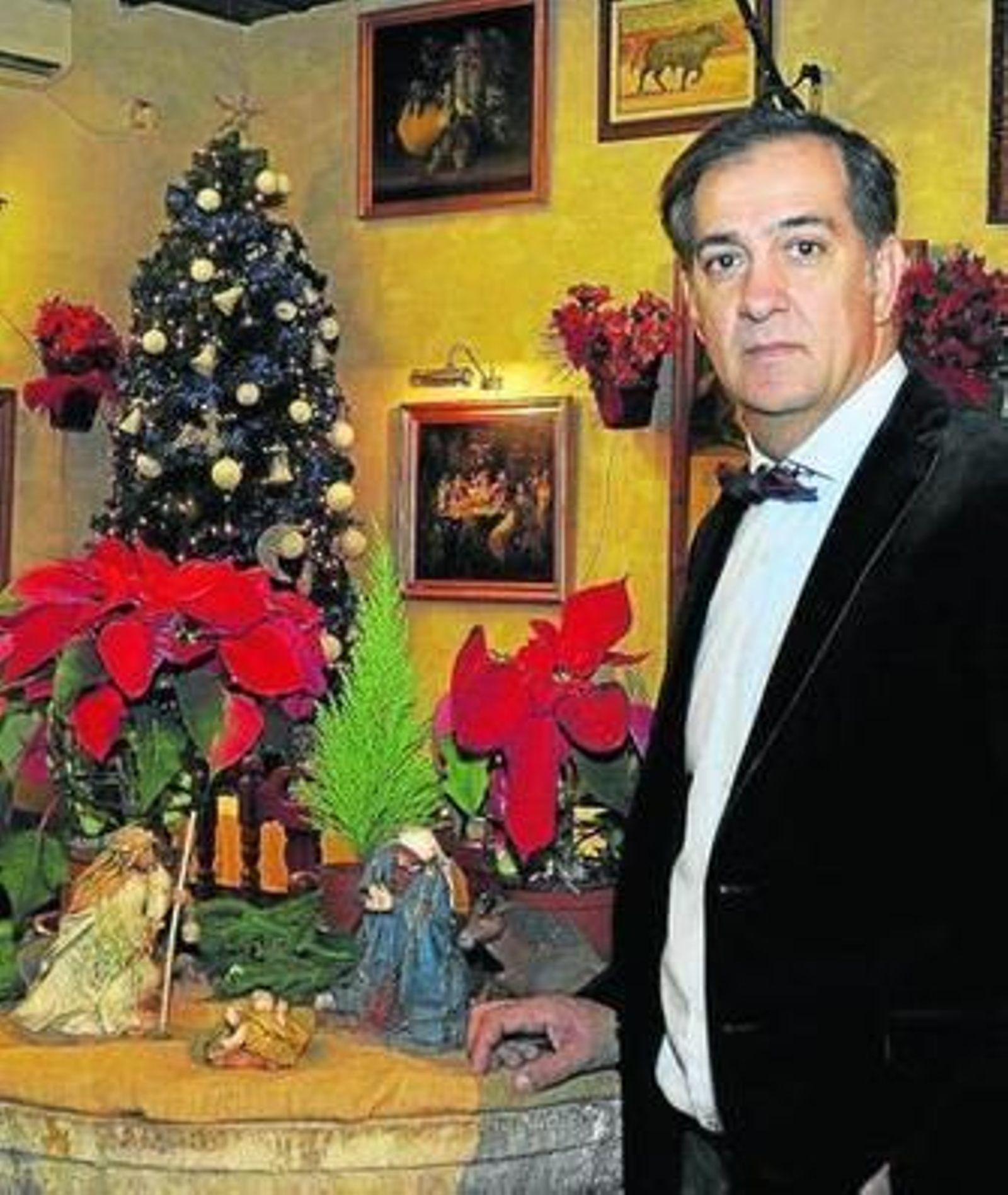 Juan Miguel de la Flor posa, días atrás, junto al Nacimiento del restaurante.