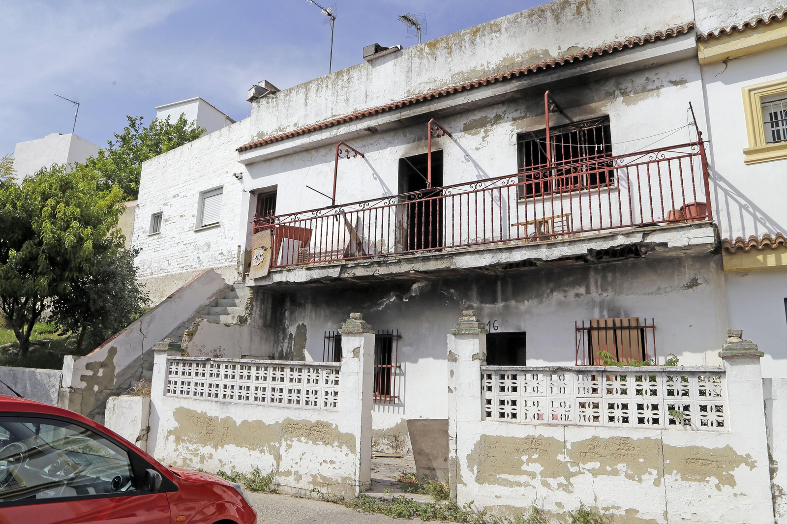 Fachada principal de la casa afectada por el fuego. Fachada principal de la casa afectada por el fuego.