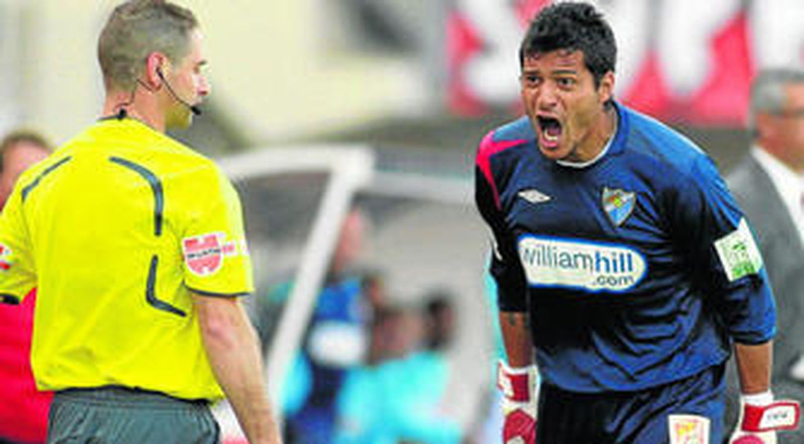 Munúa protesta con vehemencia al asistente de Mejuto González, el pasado domingo en el Ono Estadi.
