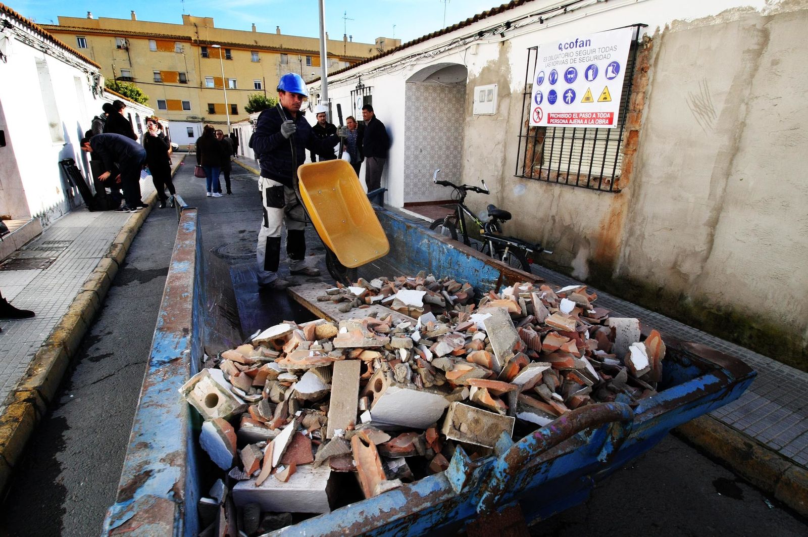 La visita del alcalde a las obras de rehabilitación de las viviendas de Pérez Cubillas, en imágenes