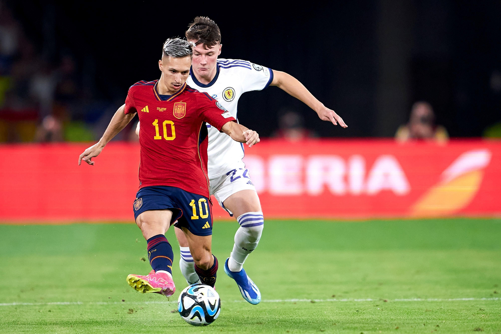 Bryan Zaragoza toca el balón en una acción del partido ante Escocia