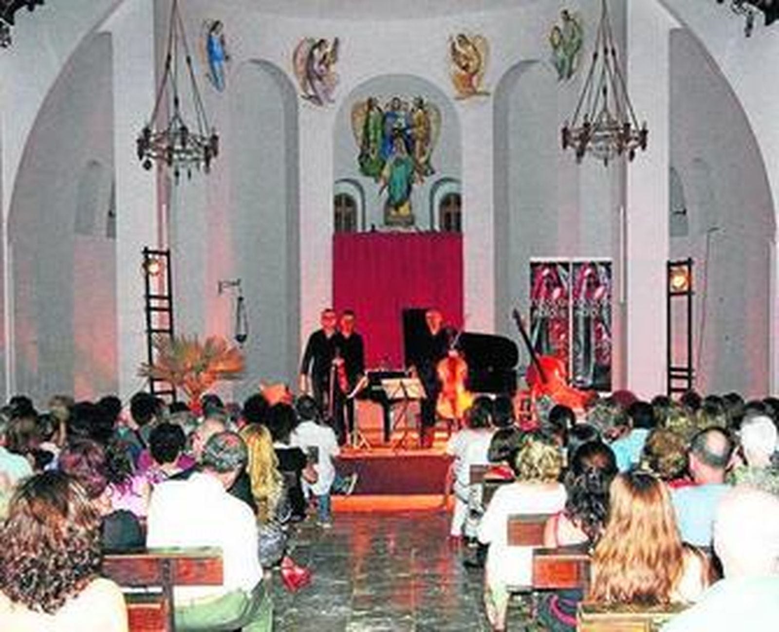 Clásicos en el Parque arrancó en la iglesia de Rodalquilar.