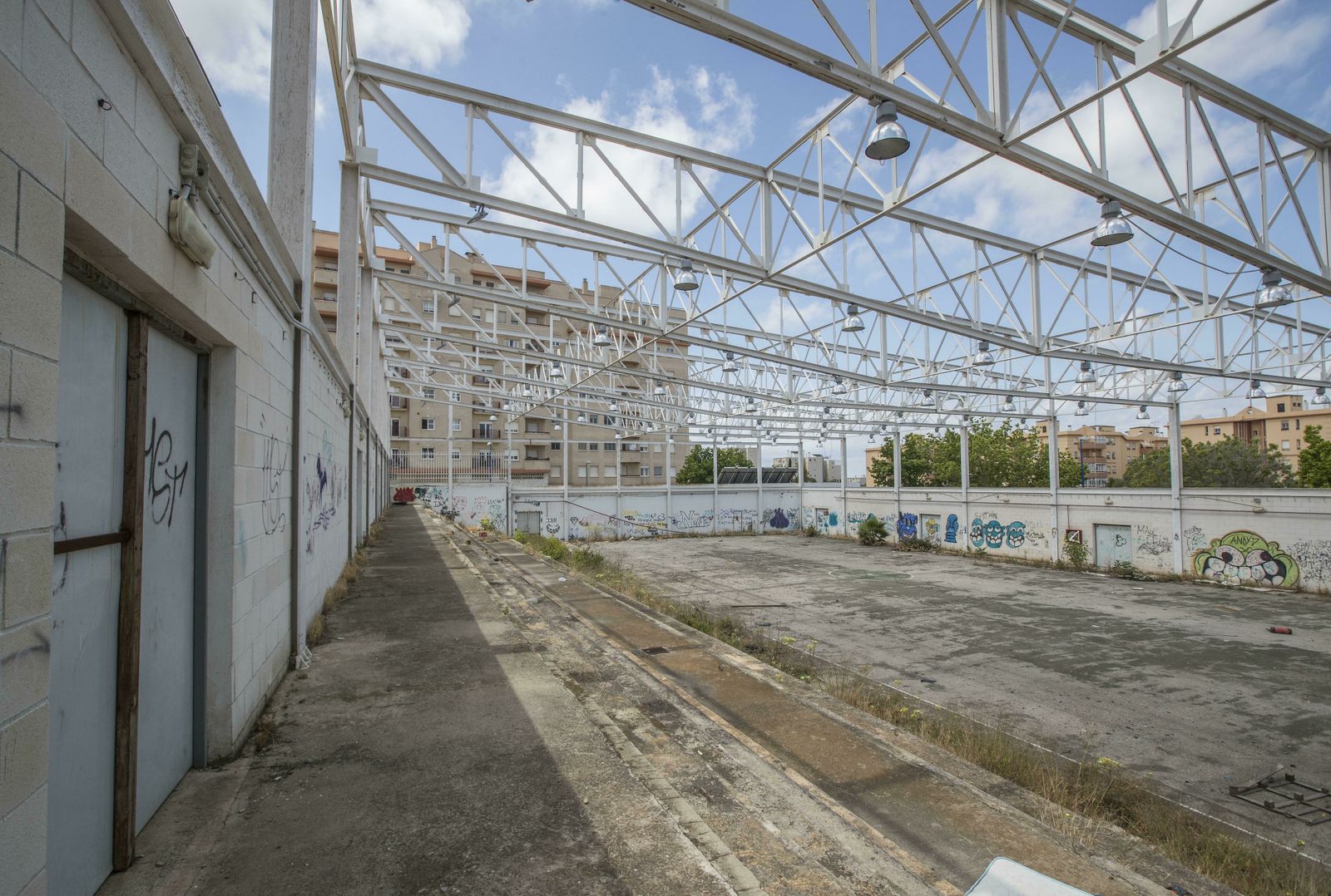 Aspecto que presentaba el interior del pabellón de la barriada Andalucía, antes del inicio de las obras.