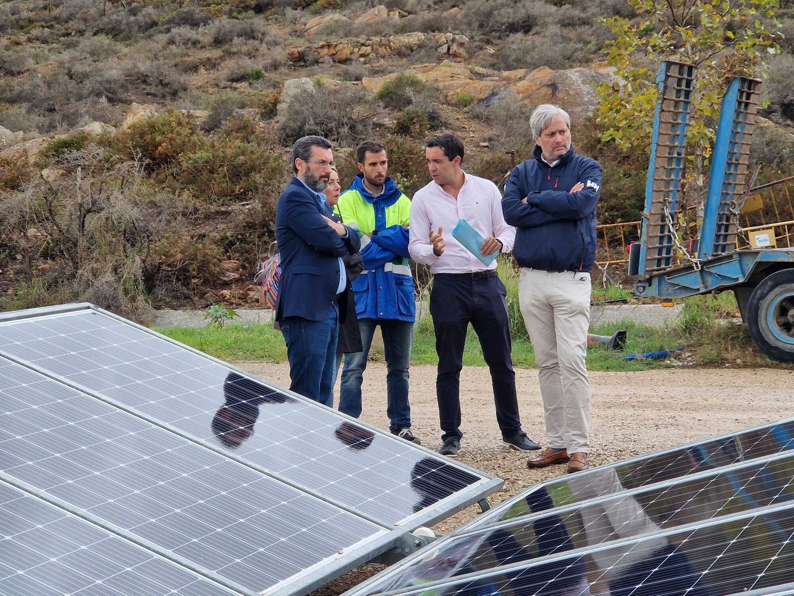 Juan Franco durante la visita a la depuradora de La Línea, este lunes.