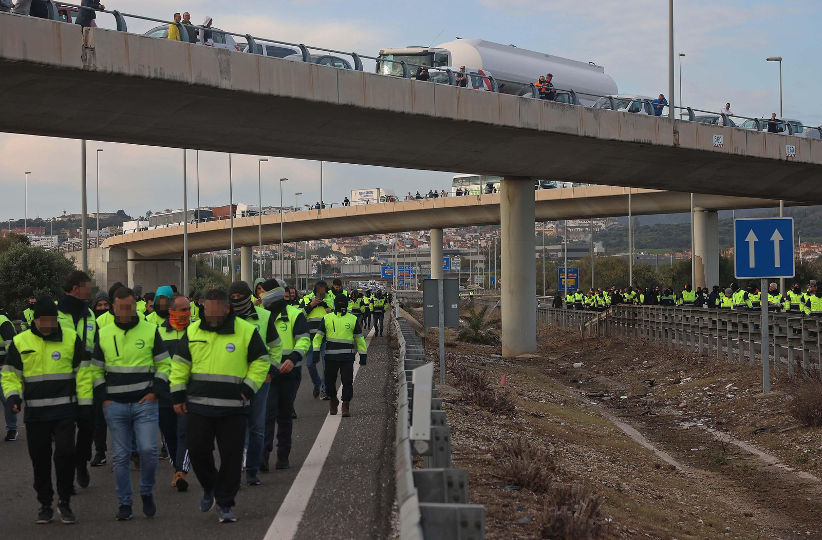 El nuevo corte de la A7 por los huelguistas de Acerinox, en imágenes