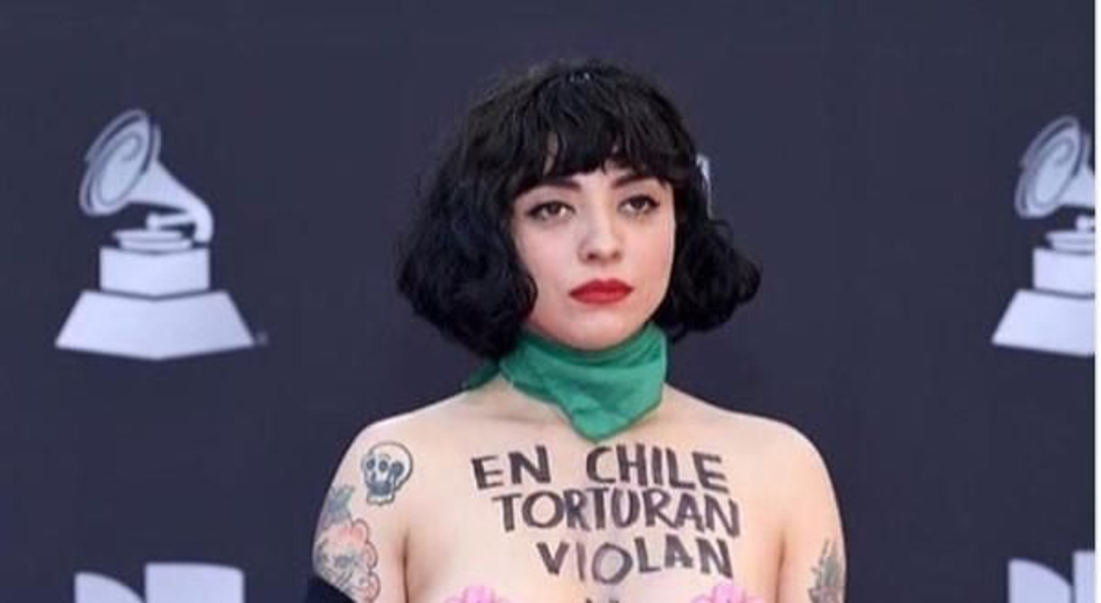 Mon Laferte desnuda en los Grammy latinos por la violencia en Chile