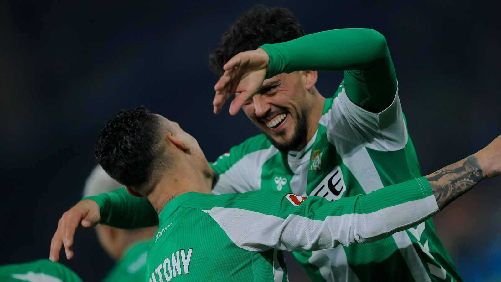 Antony celebra con Fornals su gol.