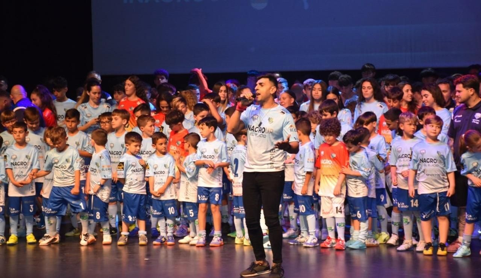 El ejidense Kike Gabana canta el himno con la camiseta celeste