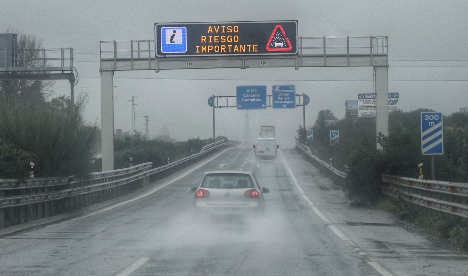 Mensaje de aviso de la DGT a los conductores ante las fuertes lluvias que se están viviendo en Málaga.