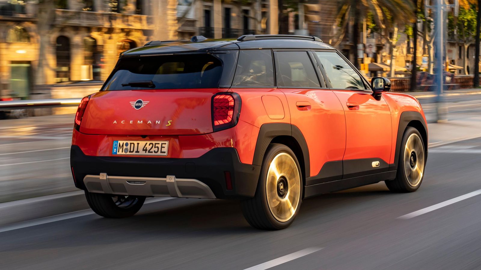 Los precios del Aceman son 2.000 euros más costotos que los del Cooper de tres puertas a similitud de nivel de equipamiento y motor..