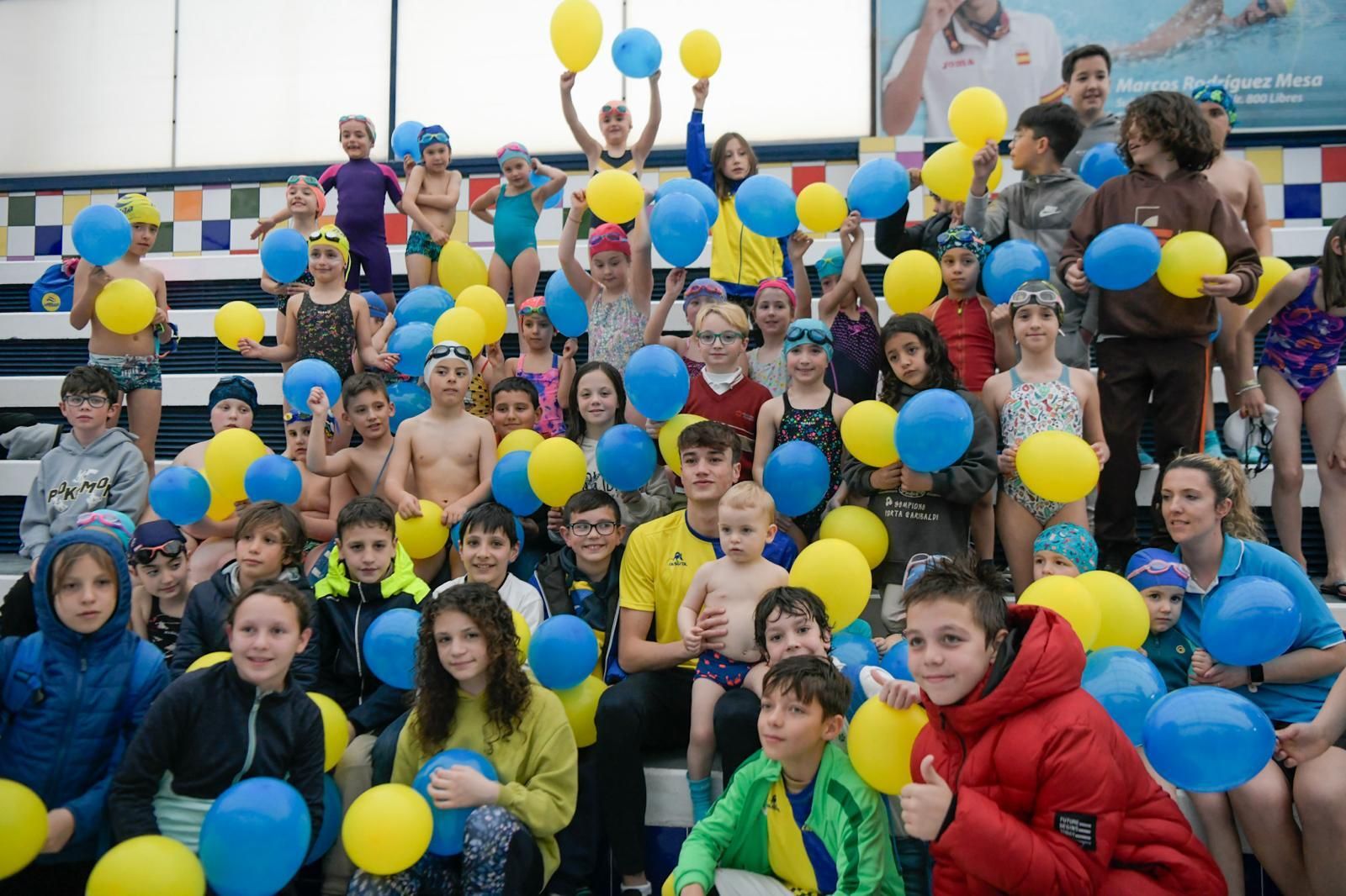 Carlos Garach, en el centro, junto a los jóvenes integrantes del Club Natación Churriana.
