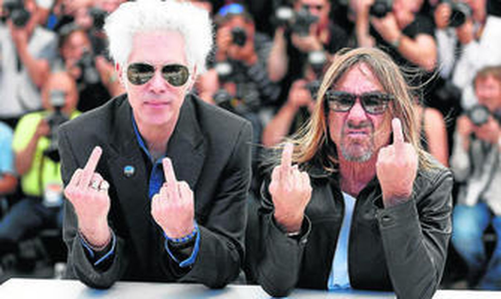 Jim Jarmusch e Iggy Pop posan en actitud desafiante y rockera en el certamen francés.