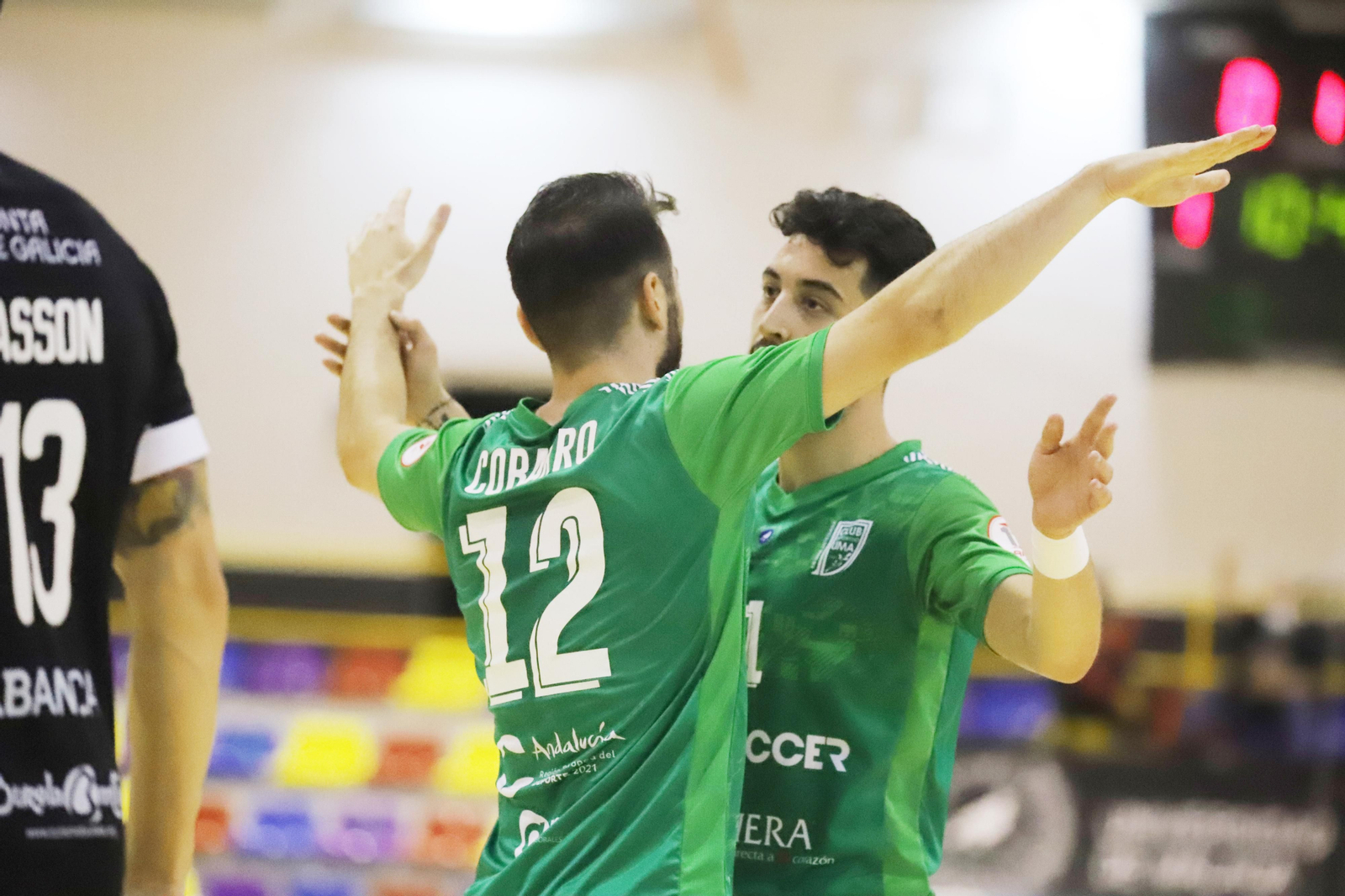 Cobarro celebra uno de sus tres goles en el partido. Cobarro celebra uno de sus tres goles en el partido.