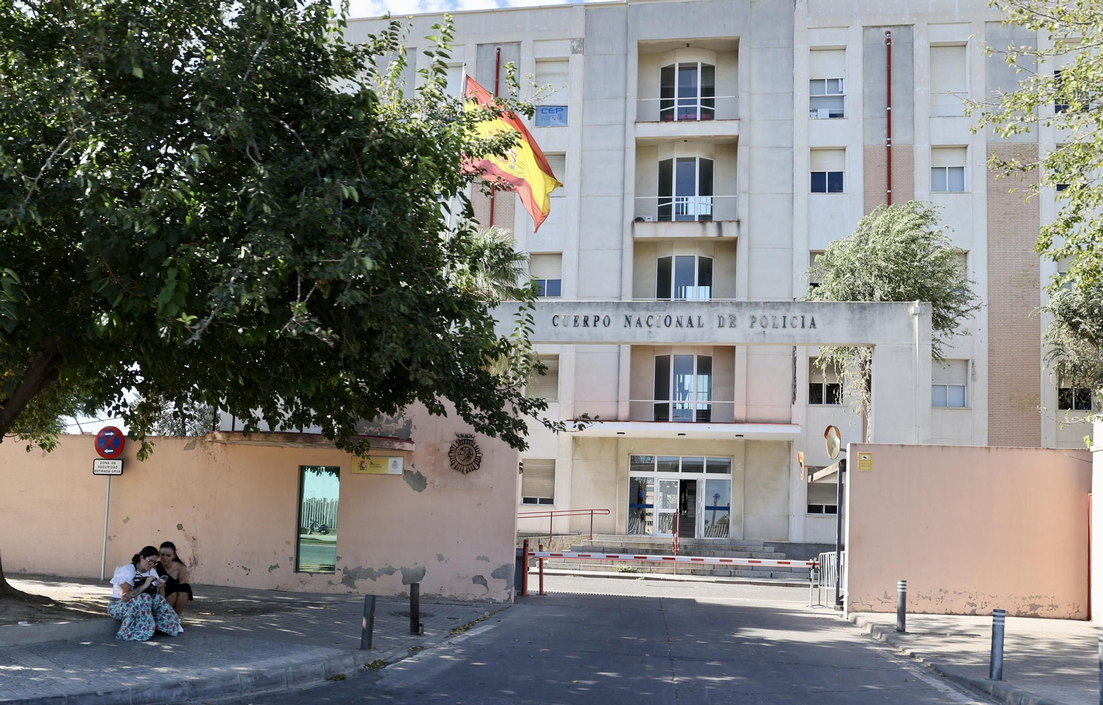 Accesos a la Jefatura Superior de Policía de Sevilla, en la avenida de Blas Infante.
