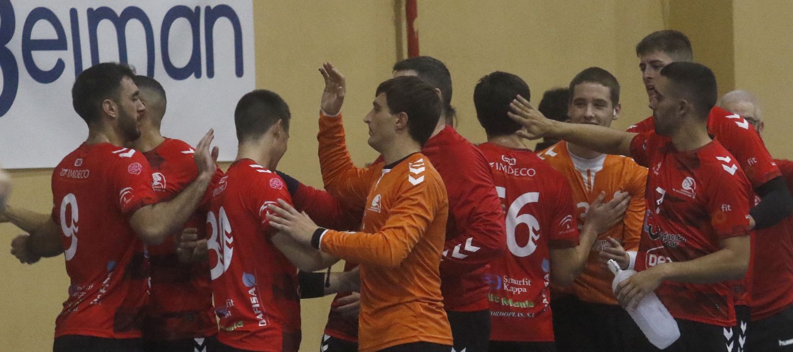 Los jugadores del Cajasur se felicitan tras un triunfo.