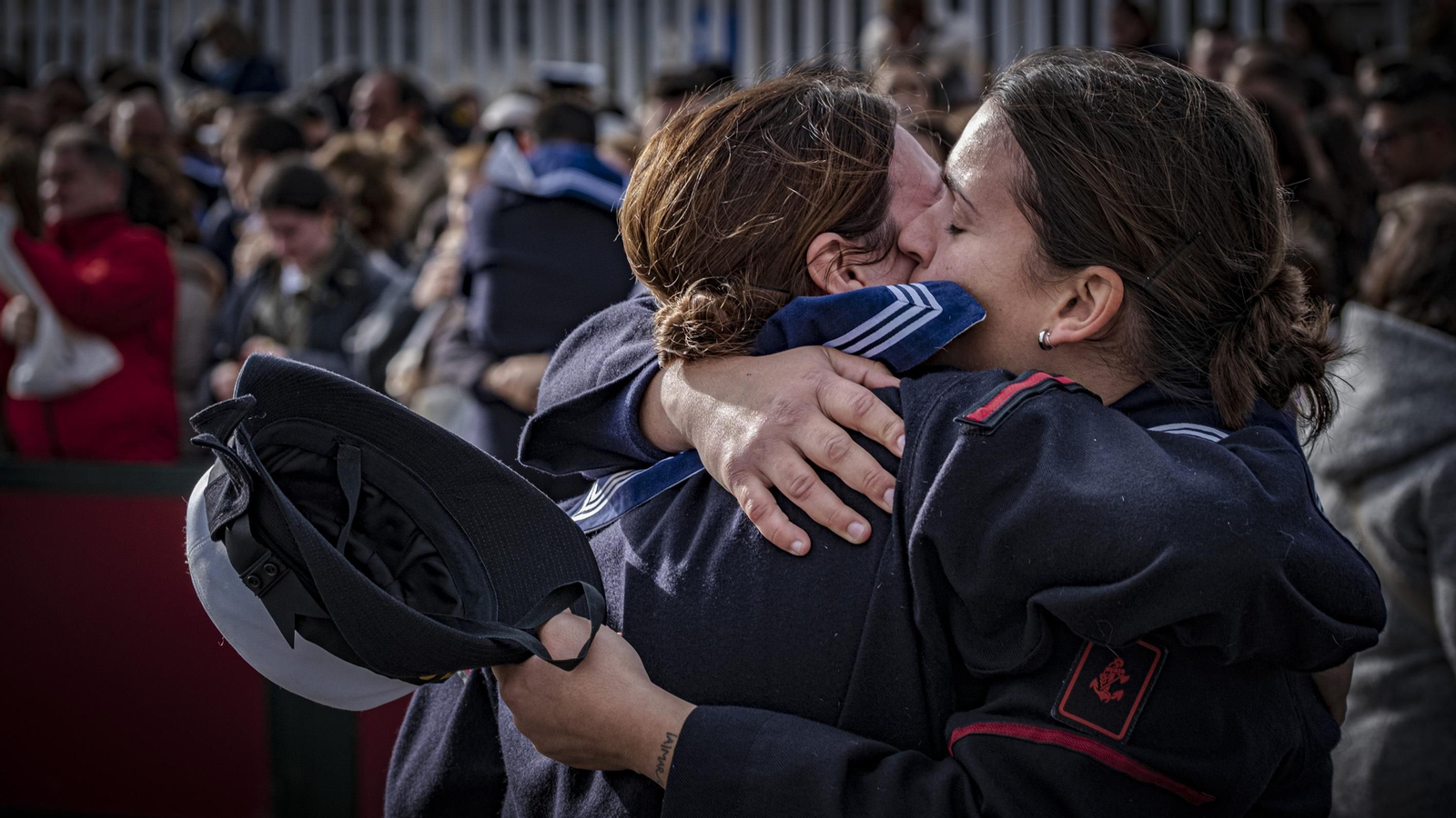 Salida del buque escuela J. S. de Elcano de los muelles de Cádiz para emprender su XCVI Crucero de Instrucción