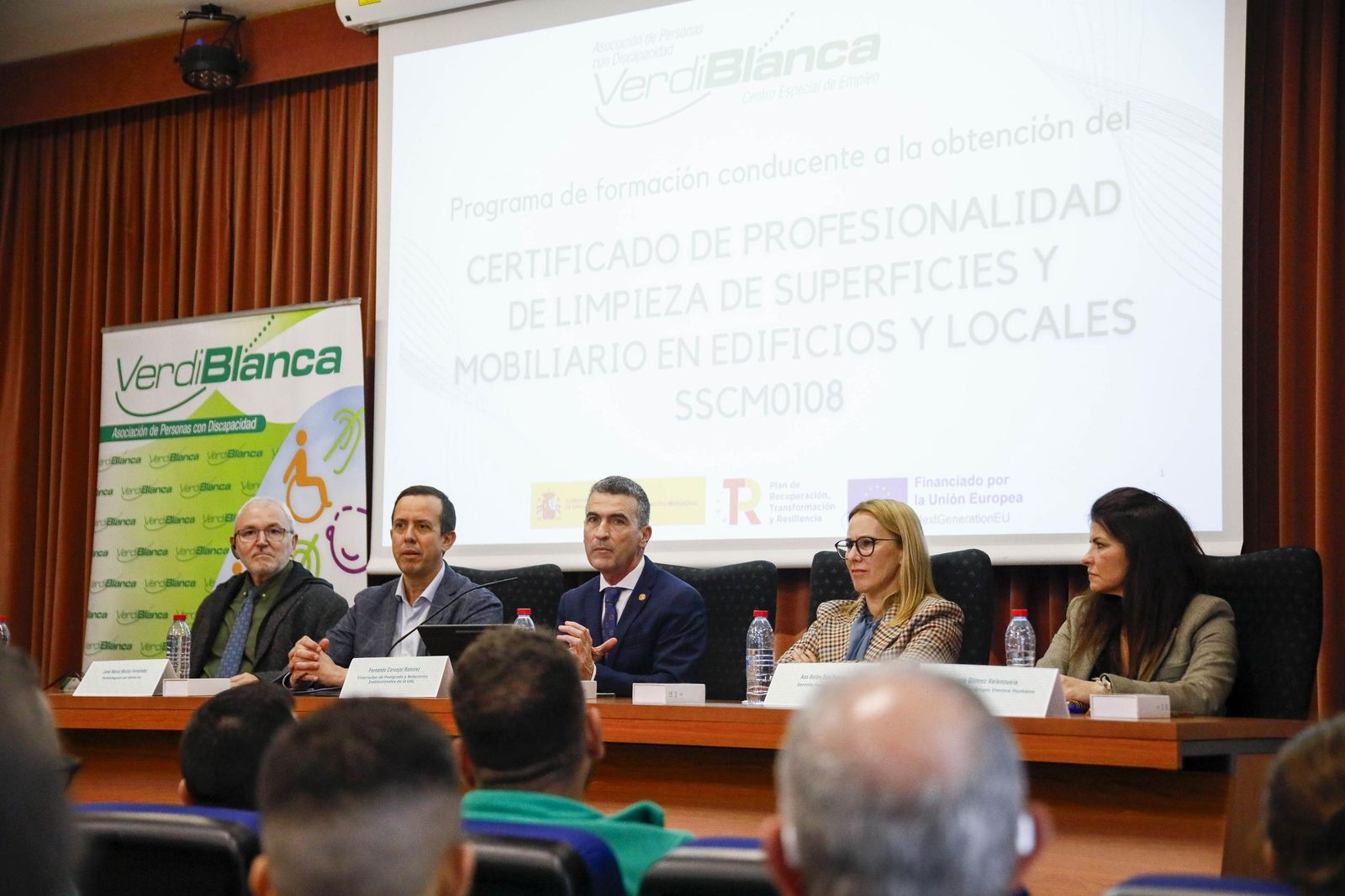 Imágenes de la enterga de certificado de profesionalidad de limpieza de superficies y mobiliarios de VerdiBlanca en la Universidad de Almería