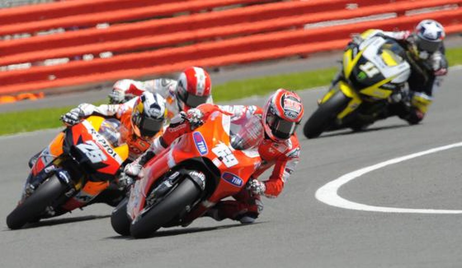 Hayden tomando una curva en MotoGP.

Foto: EFE/ AFP/ Reuters