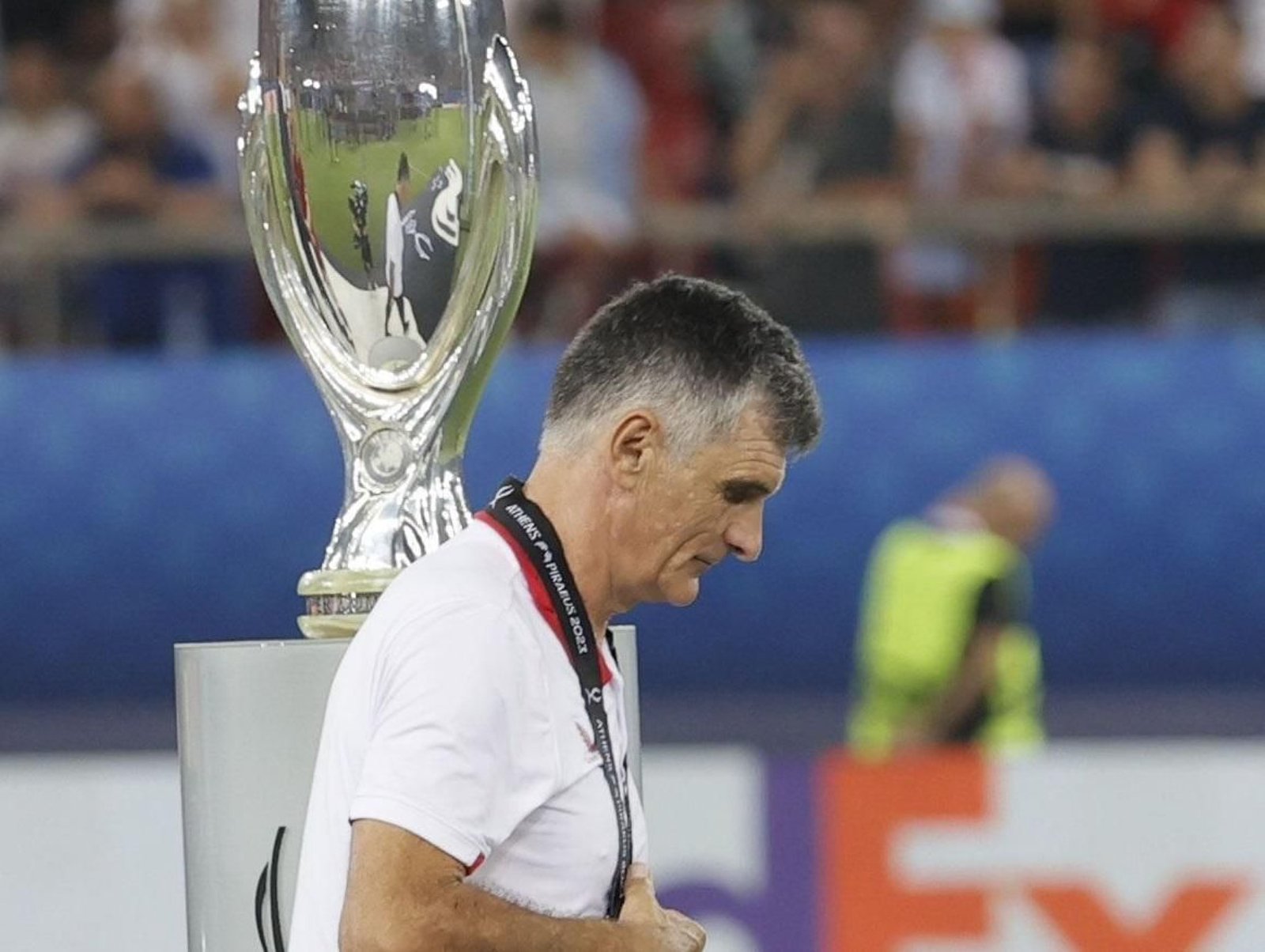 Mendilibar, cabizbajo, pasa por delante de la Copa.