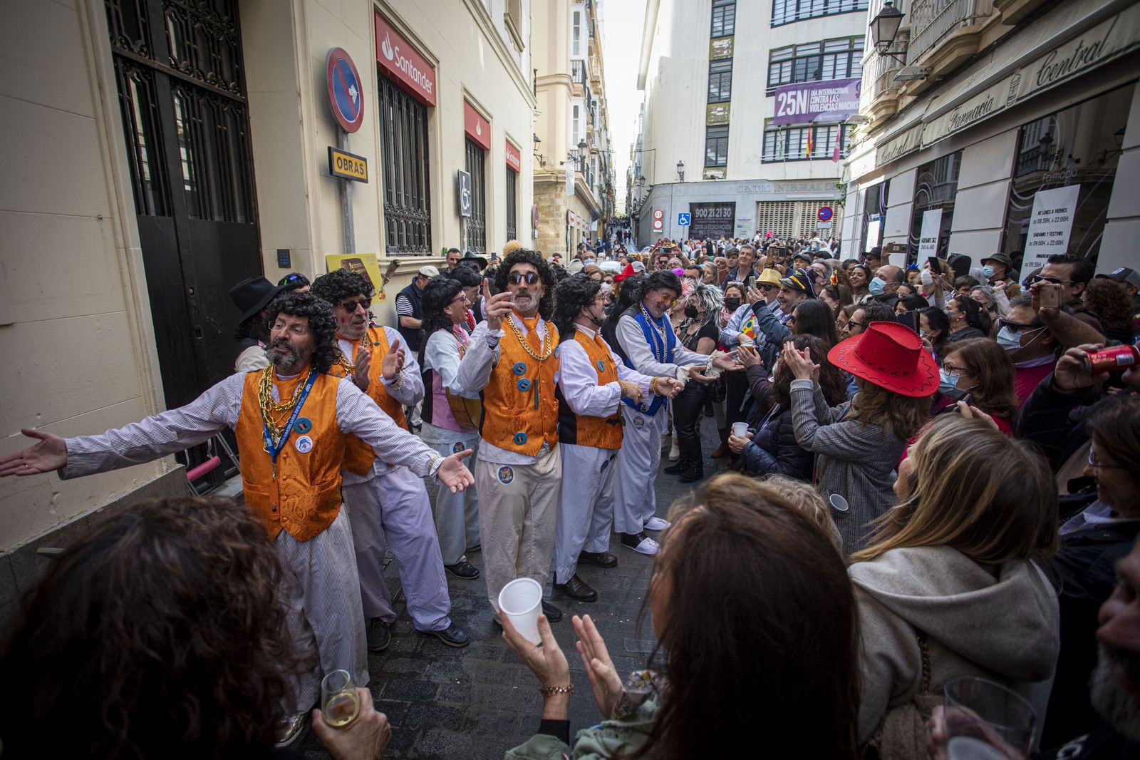 Imágenes del domingo de Carnaval ilegal en Cádiz