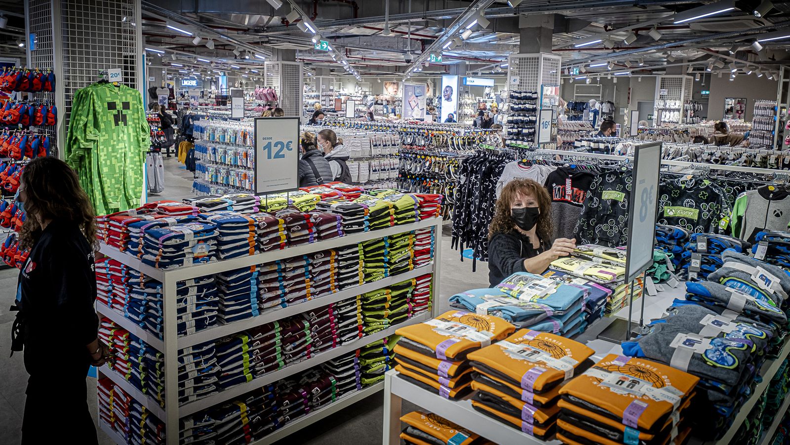 Interior de la tienda de Primark en Bahía Sur .