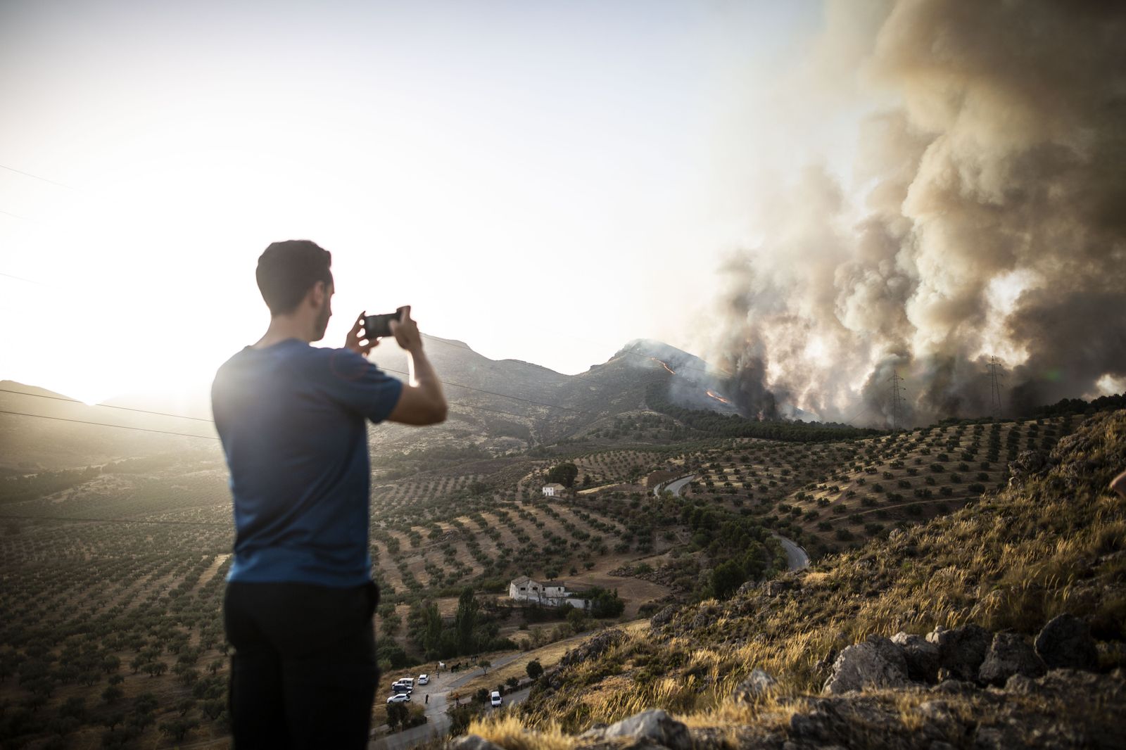 Un granadino inmortaliza con su teléfono móvil el incendio de Pinos Puente