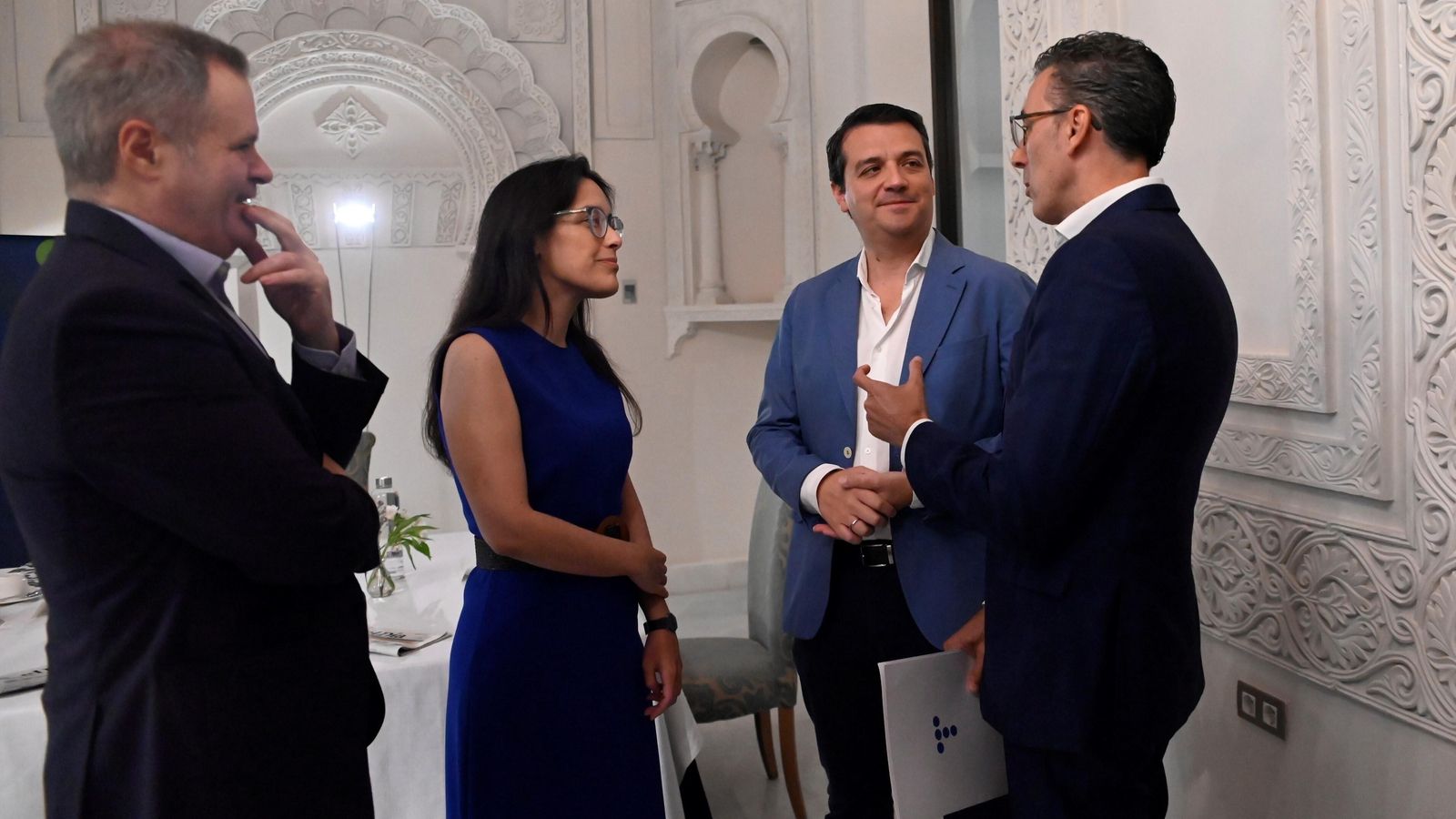 Conversación antes de la tertulia.