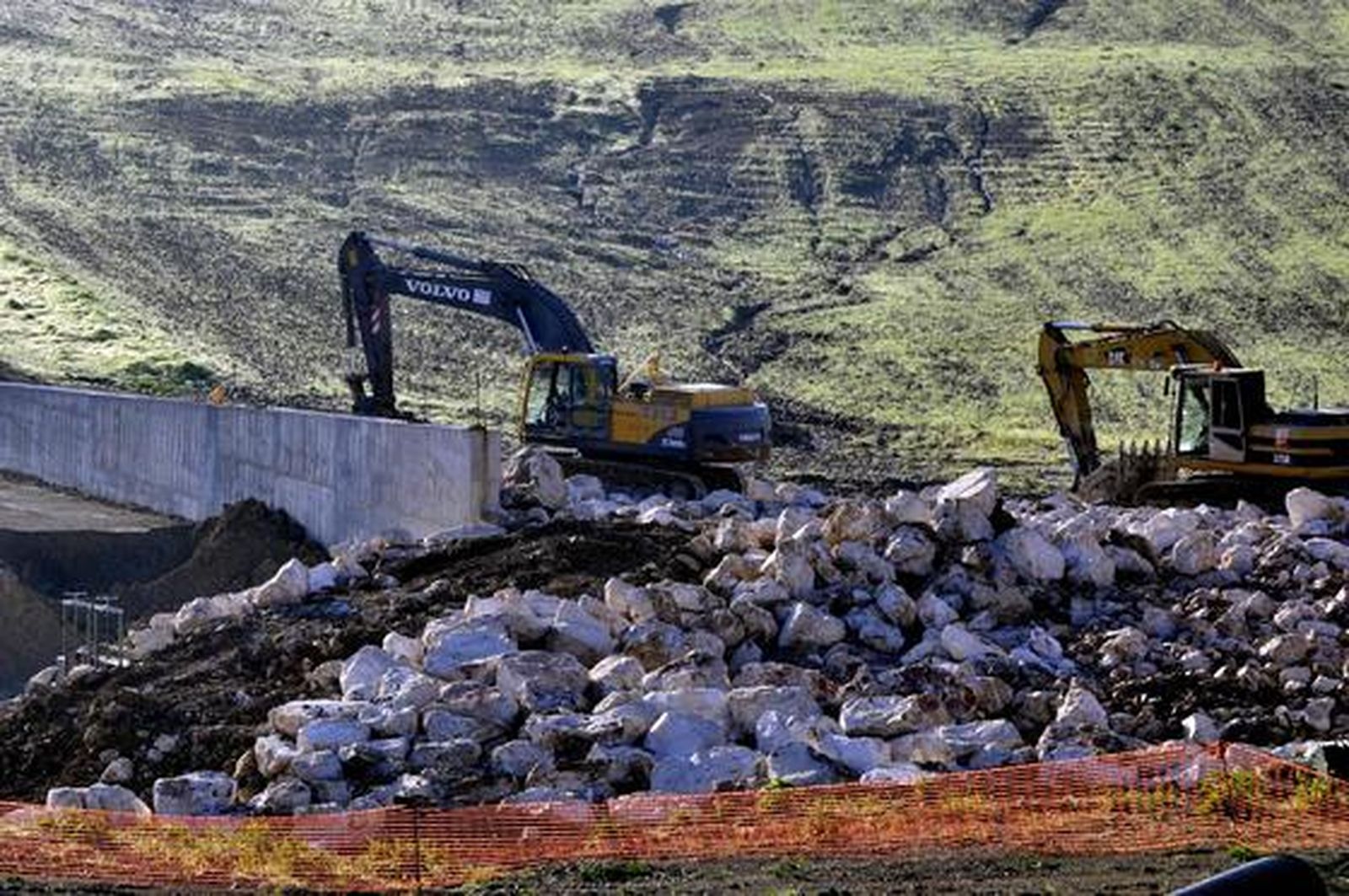 Los trabajadores ultiman las obras del dique y las nuevas catas realizadas en el pueblo para prevenir futuras riadas.

Foto: Manuel Gómez