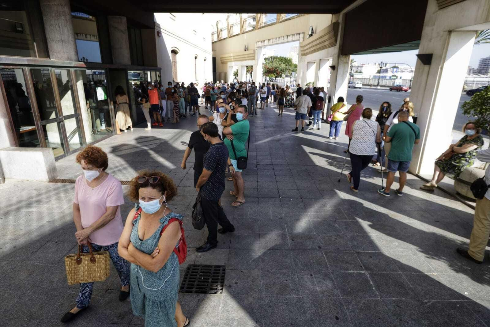 Un momento de la cola en torno a las 10:30, que creció considerablemente una hora después.
