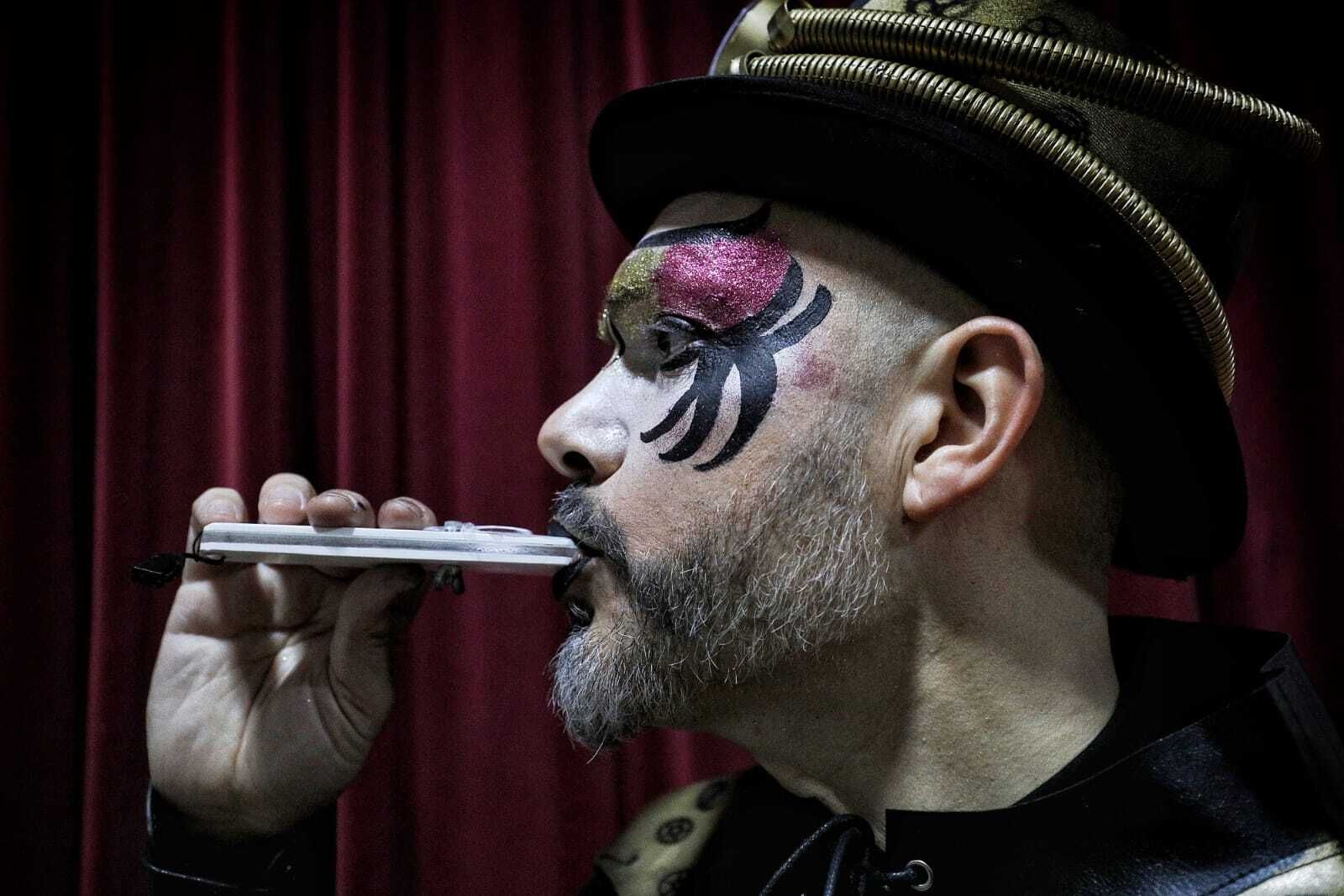 Comparsa 'Los torneros' en camerinos.