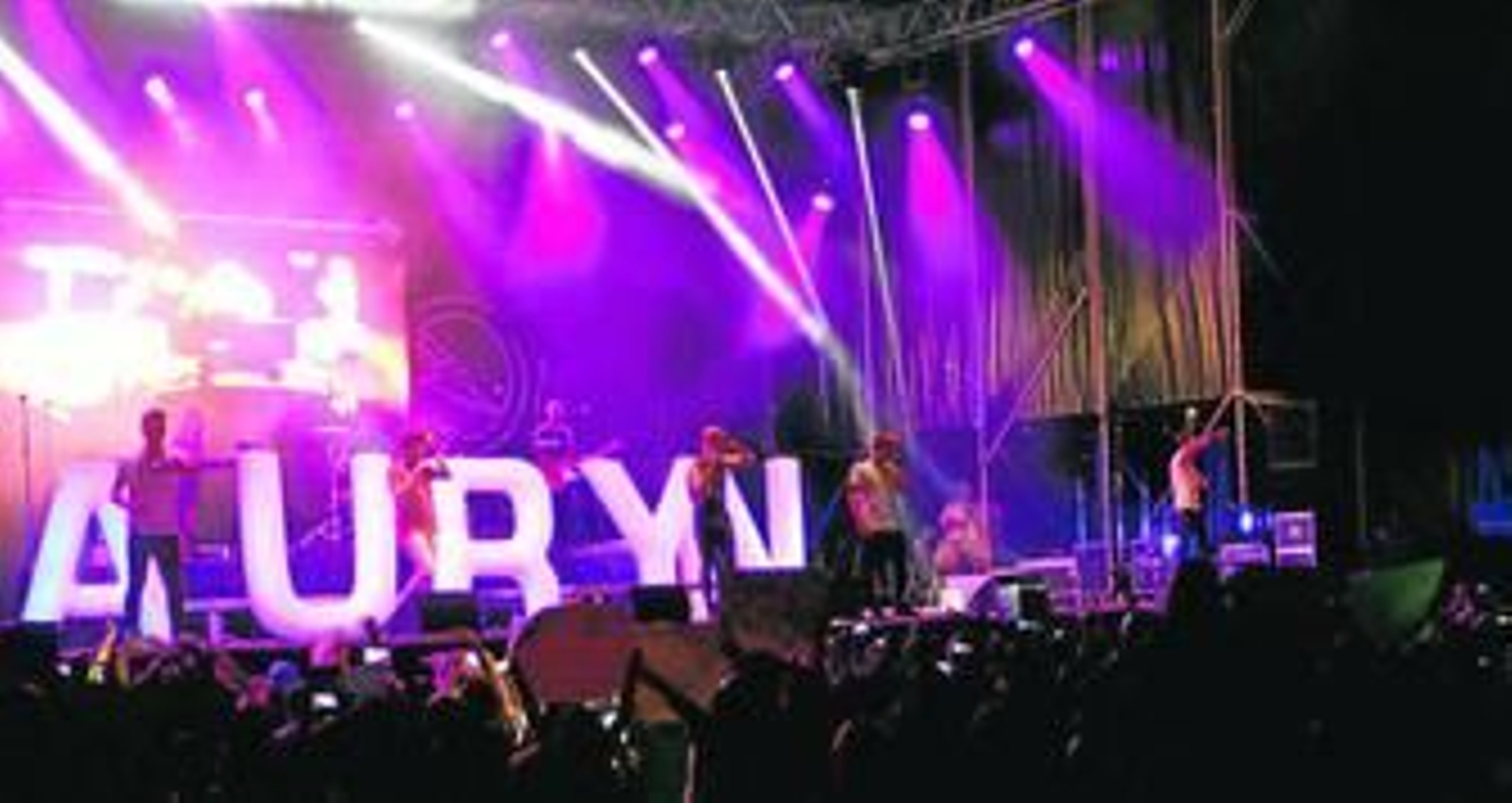 Los jóvenes Auryn ofrecieron a los almerienses un concierto de unas dos horas de duración en el que cantaron temas de sus dos álbumes.