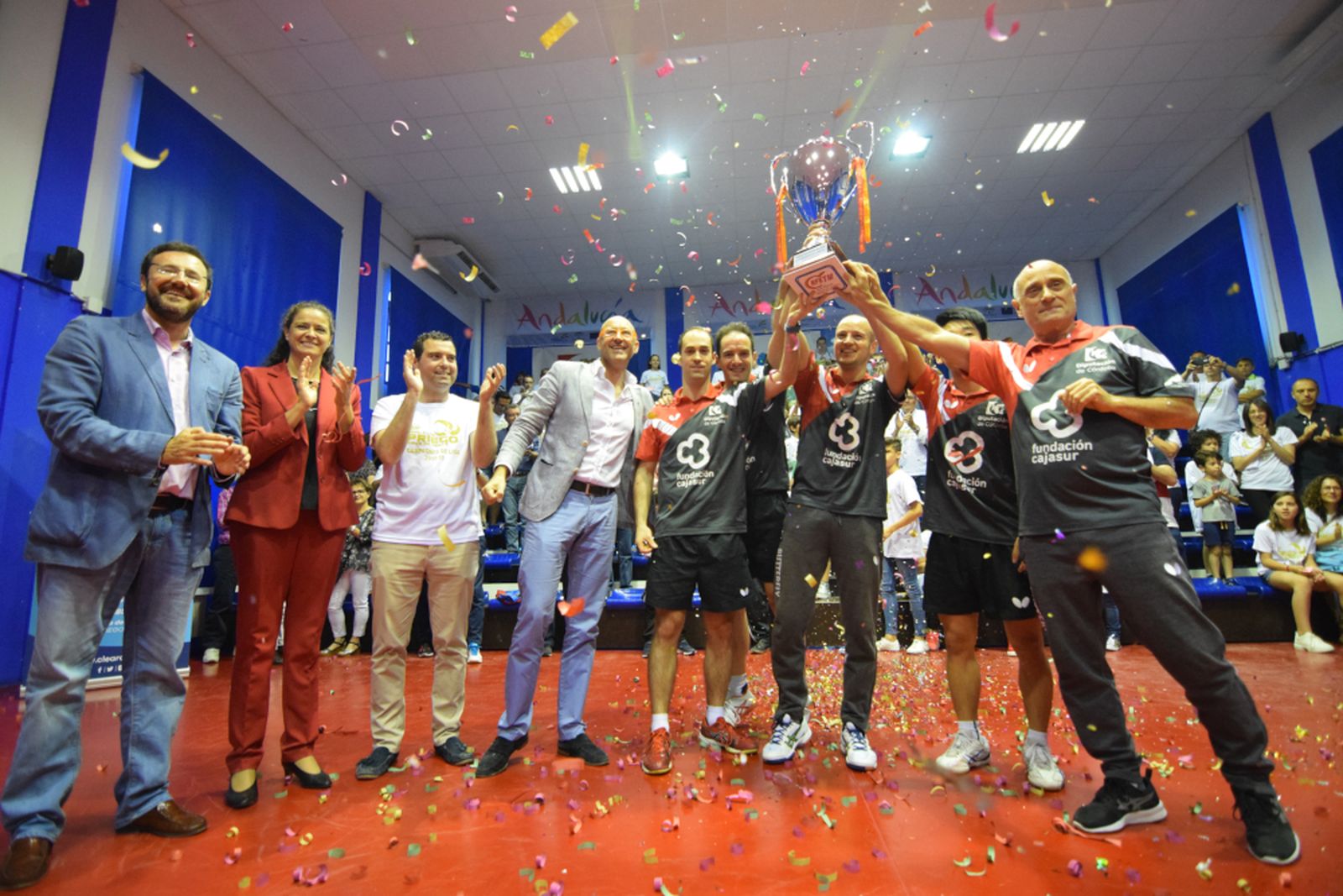 Los jugadores, técnicos y directivos del club prieguense celebran su quinto título liguero.