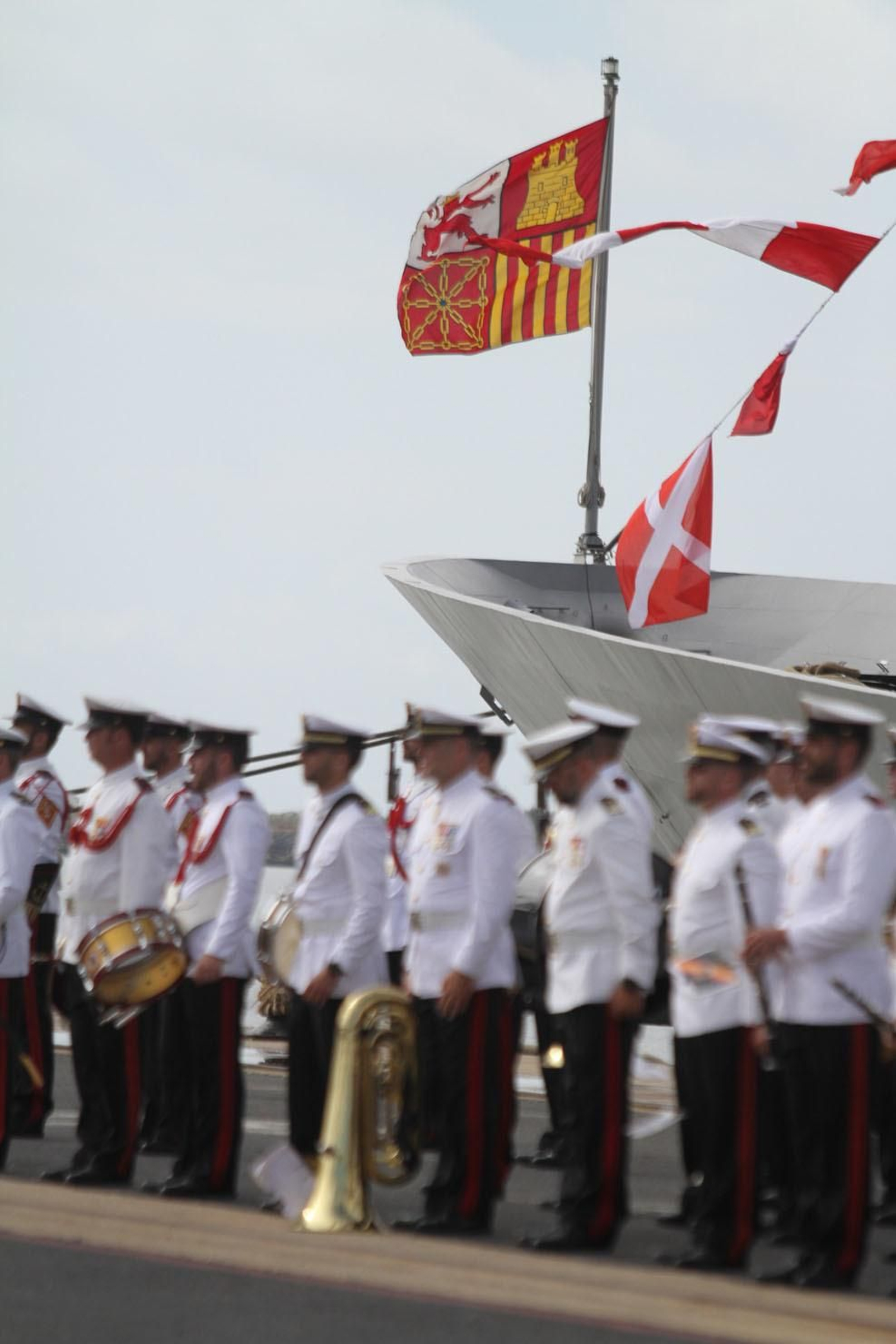 Entrega de la bandera de combate a la fragata Cristobal Colón