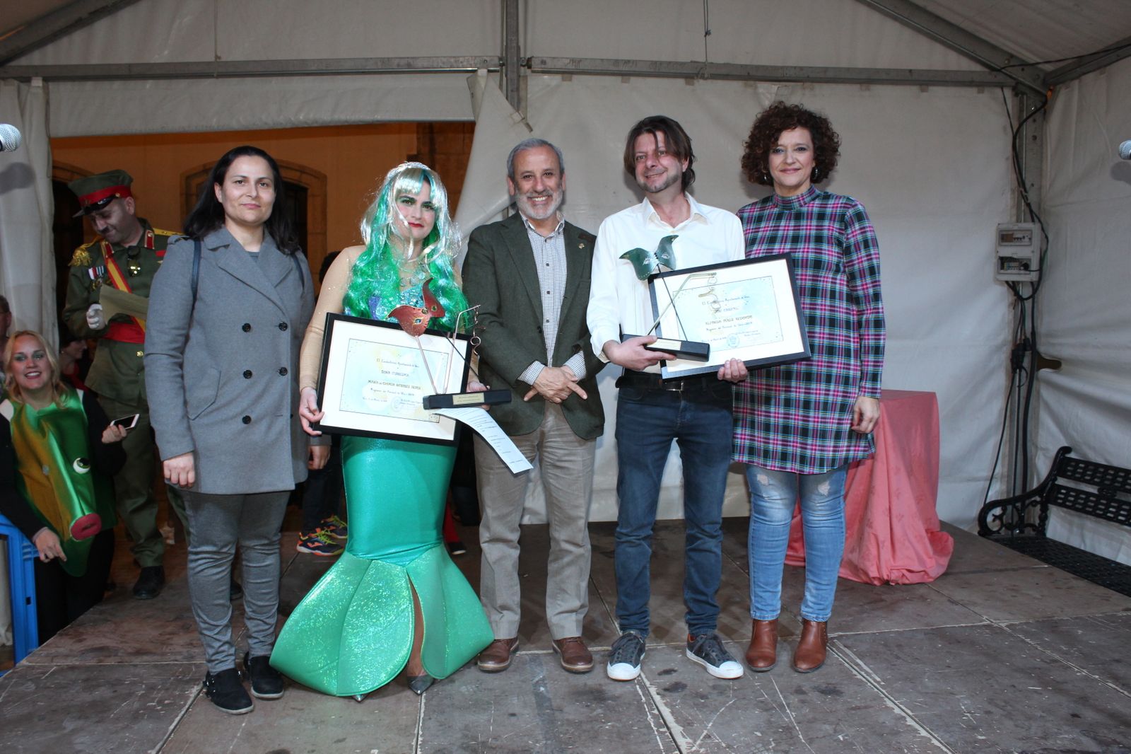 El alcalde entrega un regalo a los pregoneros del carnaval de Vera.