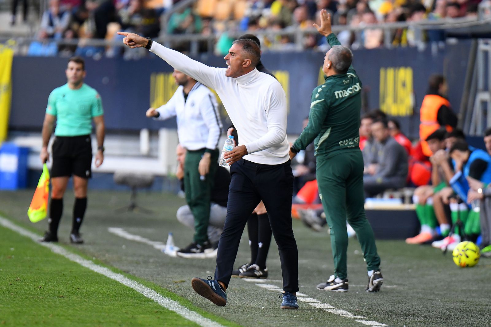 Gaizka Garitano puede presumir de seguir en su puesto en el Cádiz.