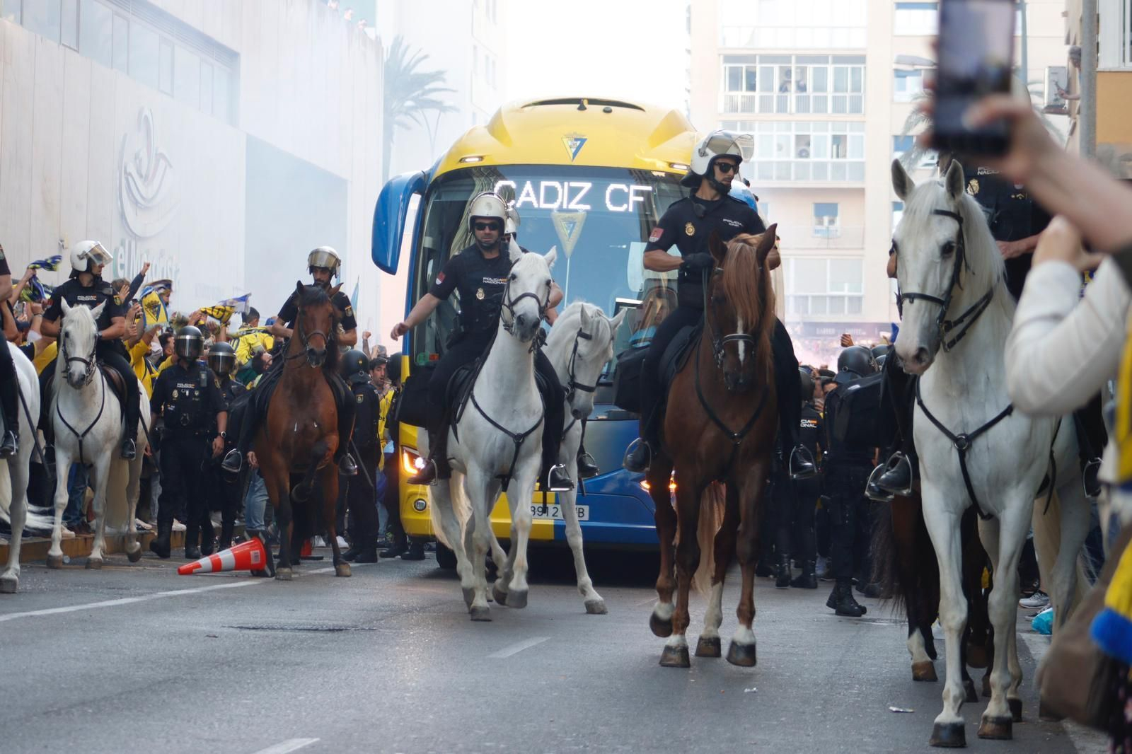 Espectacular recibimiento al Cádiz antes del partido contra el Real Madrid